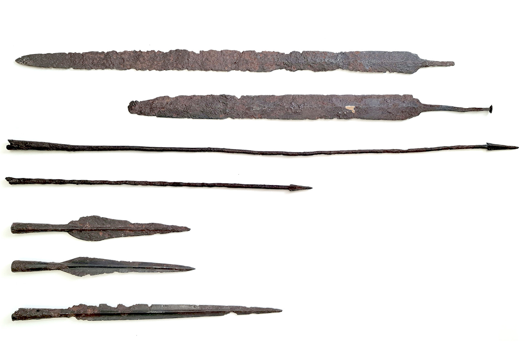 Eisenschwerter und Speerspitzen aus der Gruppe der Waffen, darunter sog. „Pila“, die in der römischen Armee verwendet wurden.
