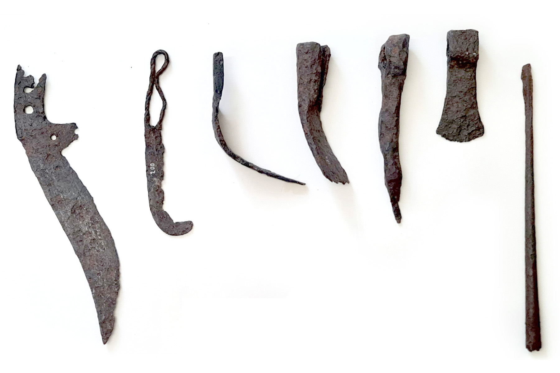 Messer, Rebmesser, Hacke, Hauen und Äxte aus Eisen