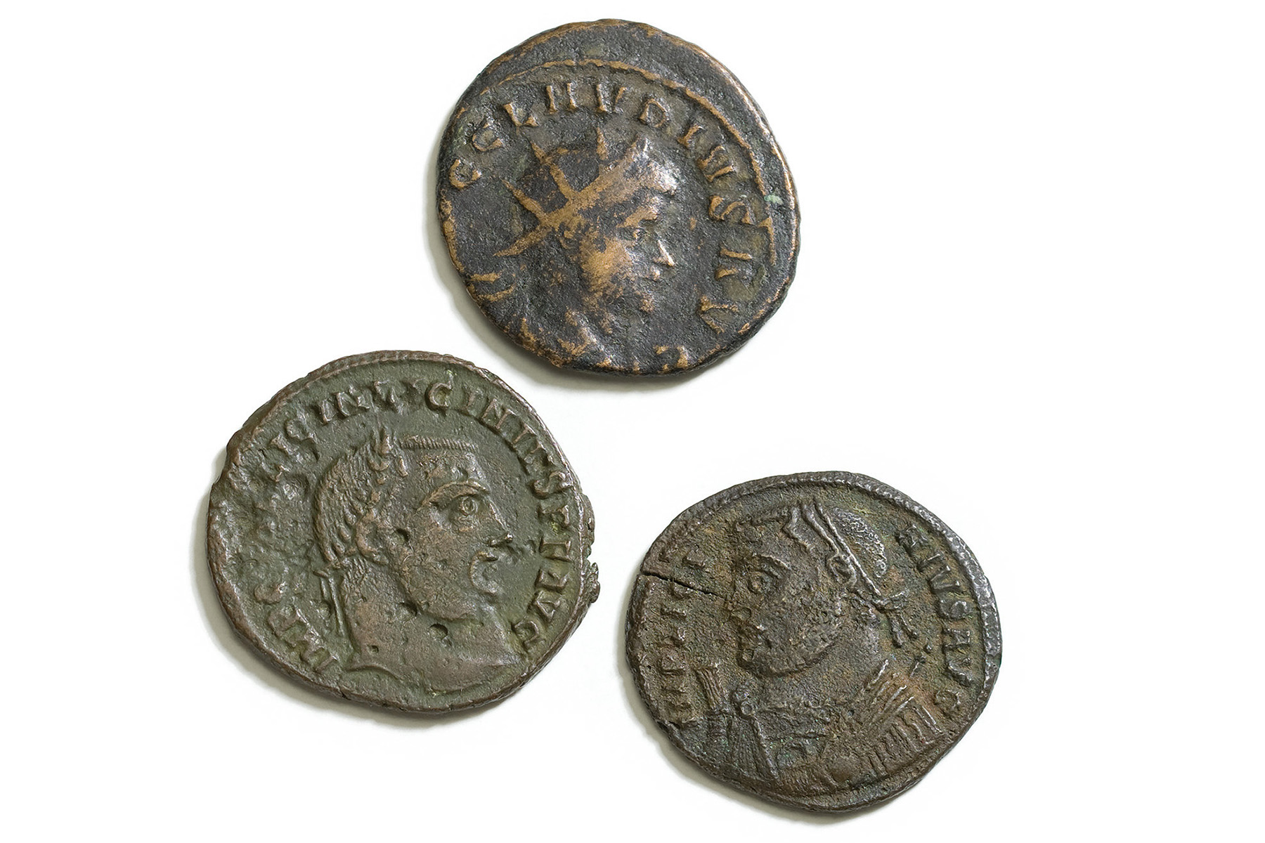 Drei der neun erhaltenen Münzen eines römischen Geldschatzes, aufgefunden bei Grabungsarbeiten beim Eurotel, Seiser Alm