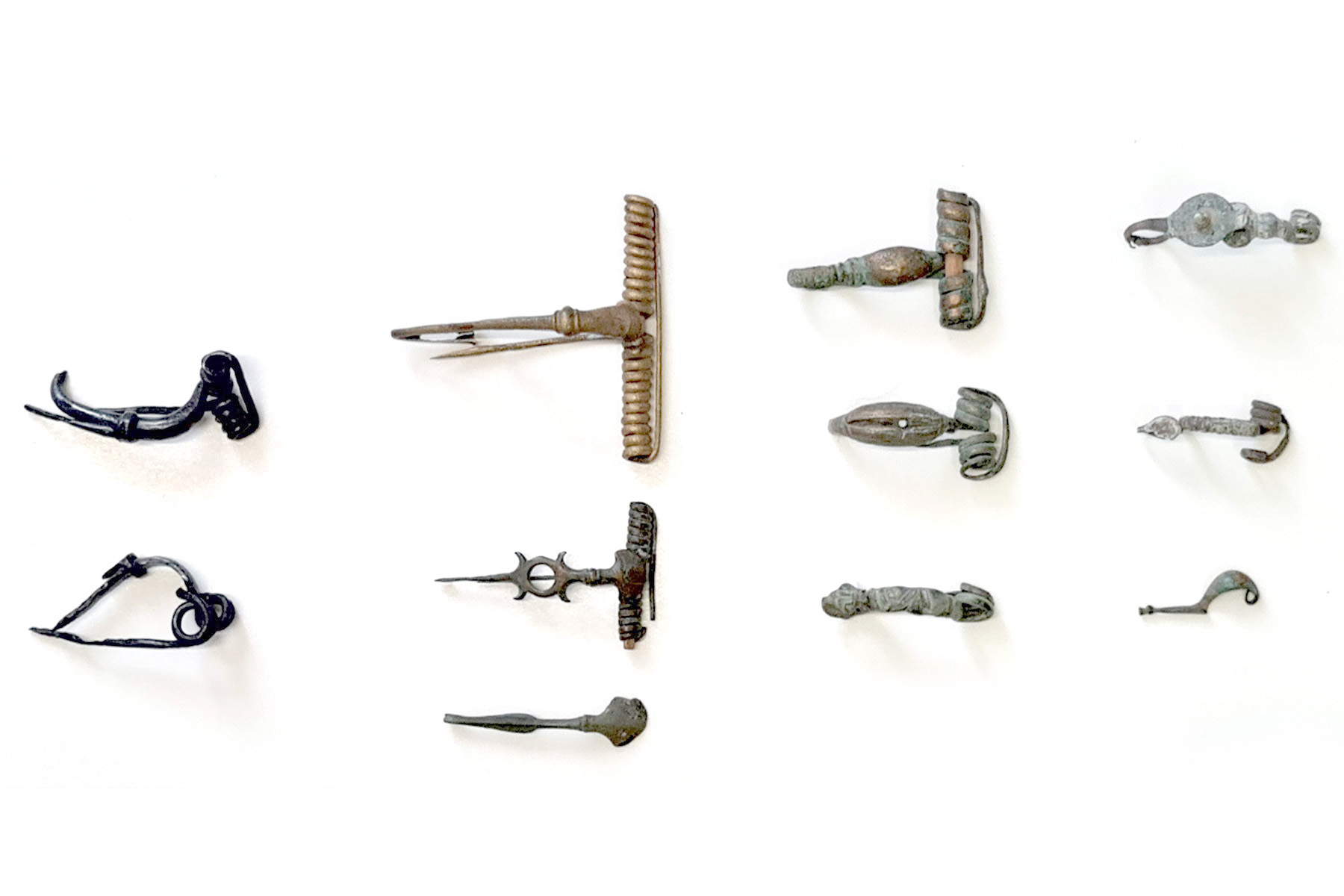 Verschiedene Fibeln aus Bronze und Eisen