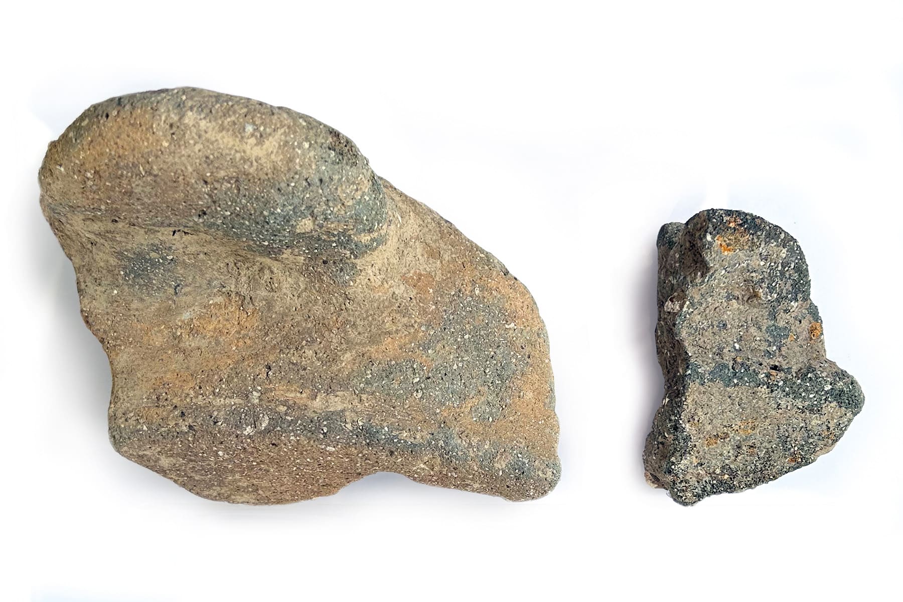 Bruchstücke des Bodens und Henkels einer großen Keramikschüssel, 400 – 200 v. Chr.