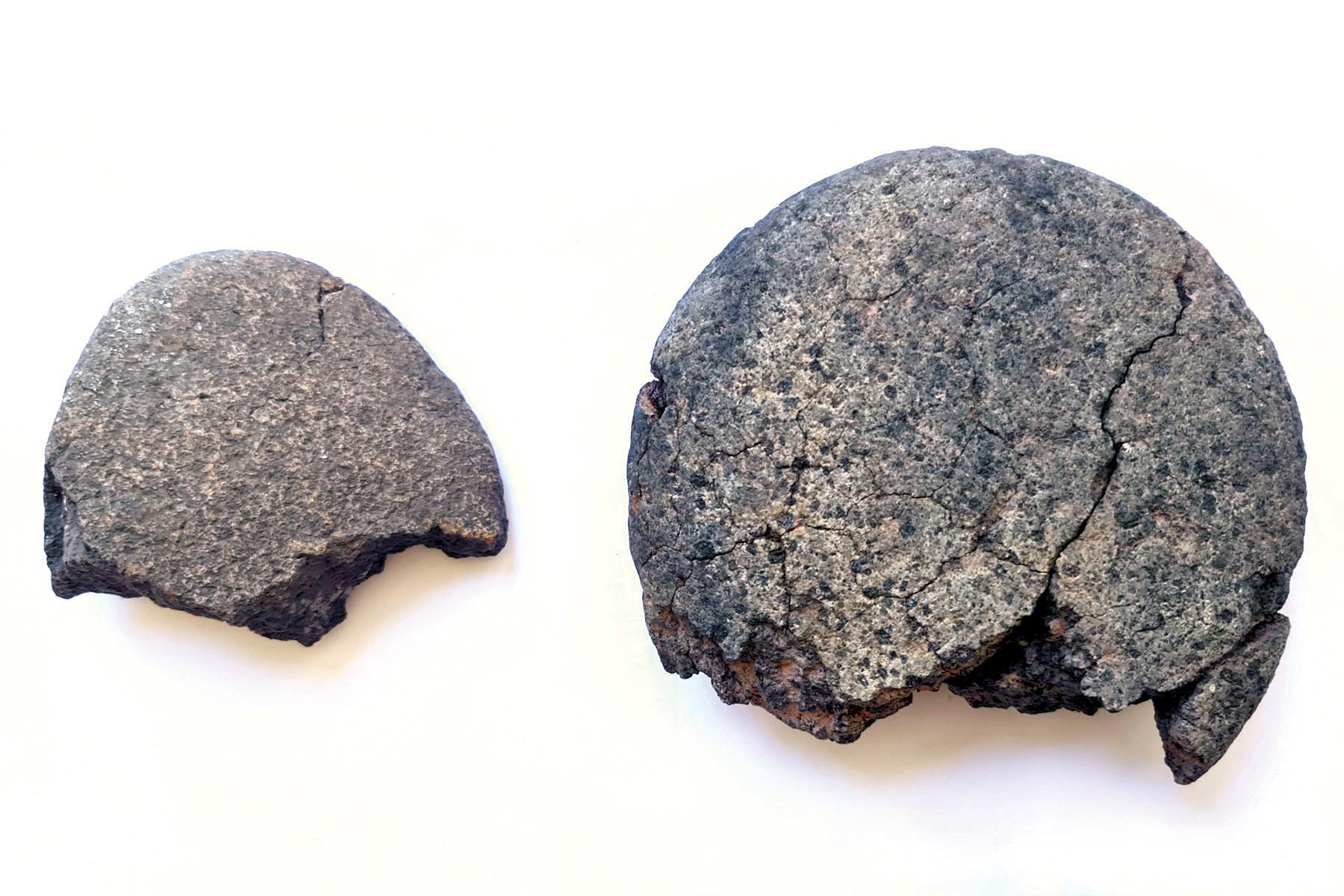 Zwei rundförmige Reibsteine, 4. - 2. Jh. v. Chr.