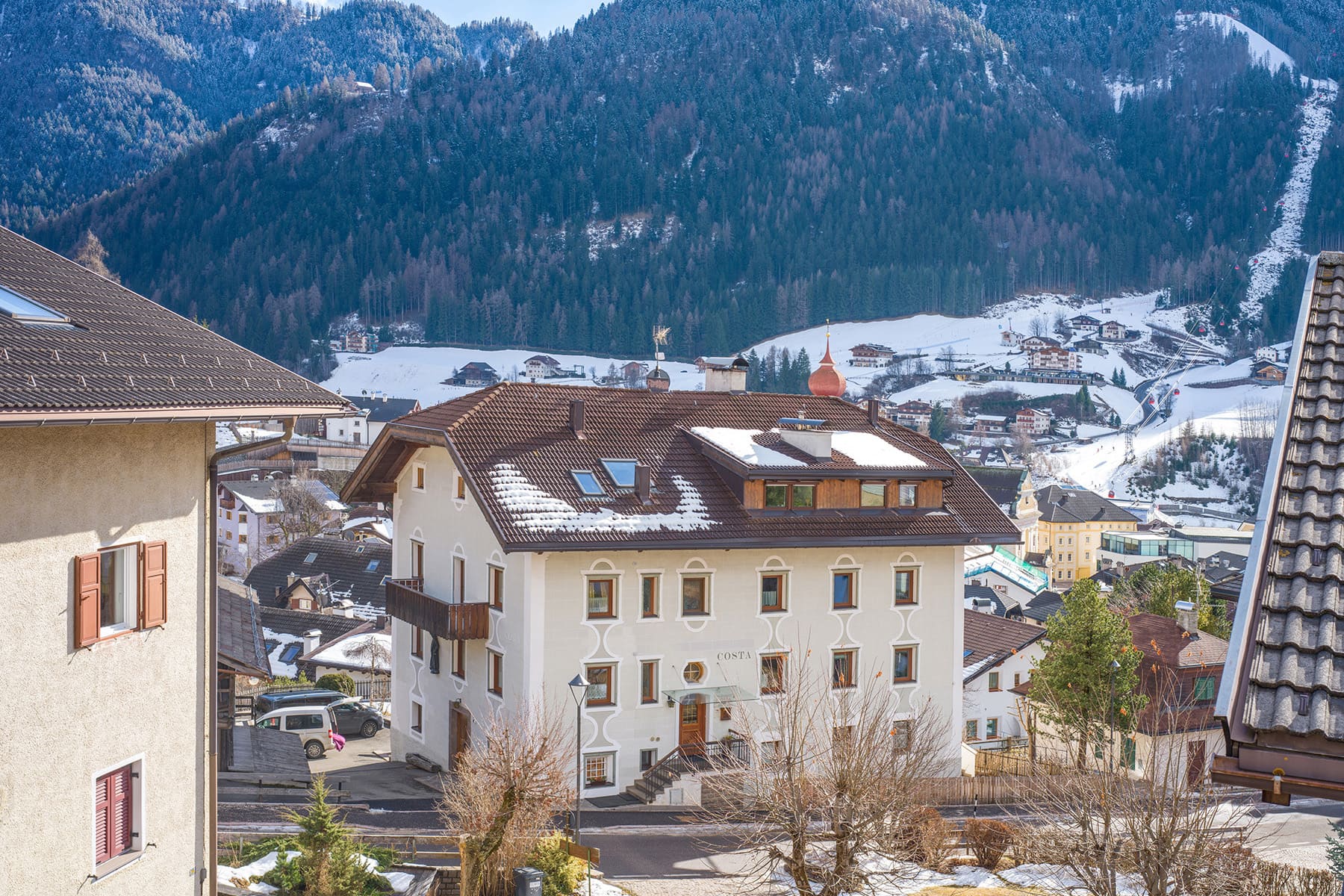 Winterliches Foto des Hauses Costa in heutigen Zeiten