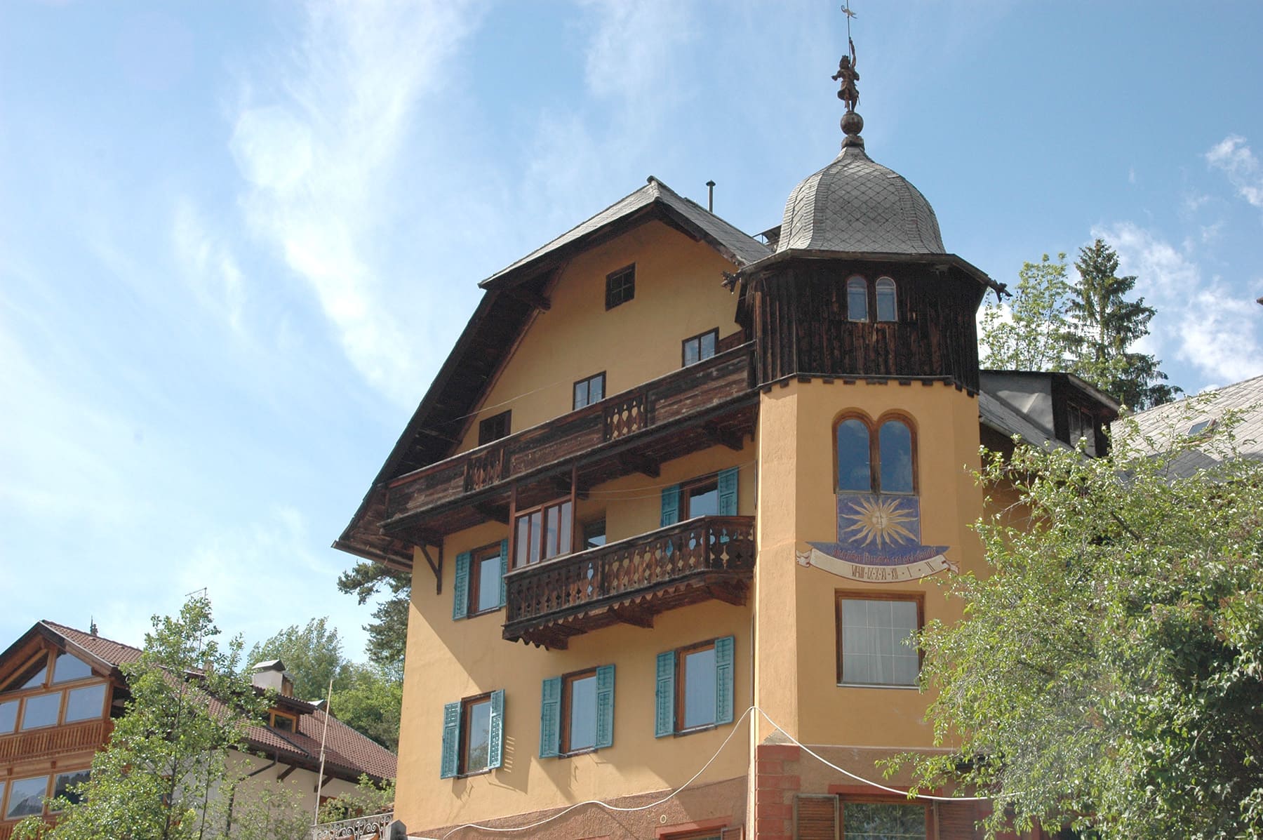 Foto der Villa Sonnenburg in heutigen Zeiten, gut sichtbar der Turm mit der Sonnenuhr