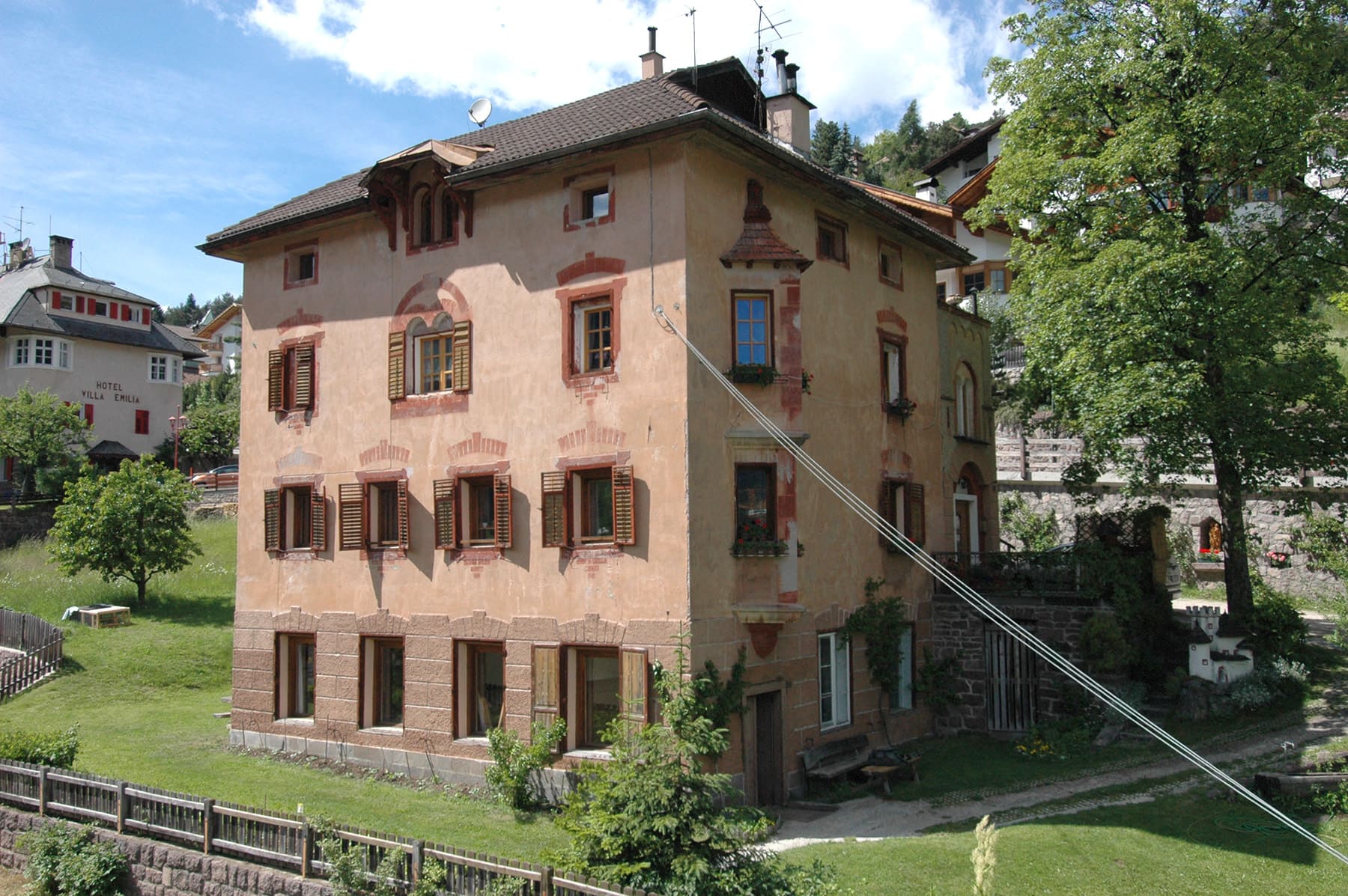 Dreiviertelansicht des Hauses Tabella mit Garten in heutigen Zeiten