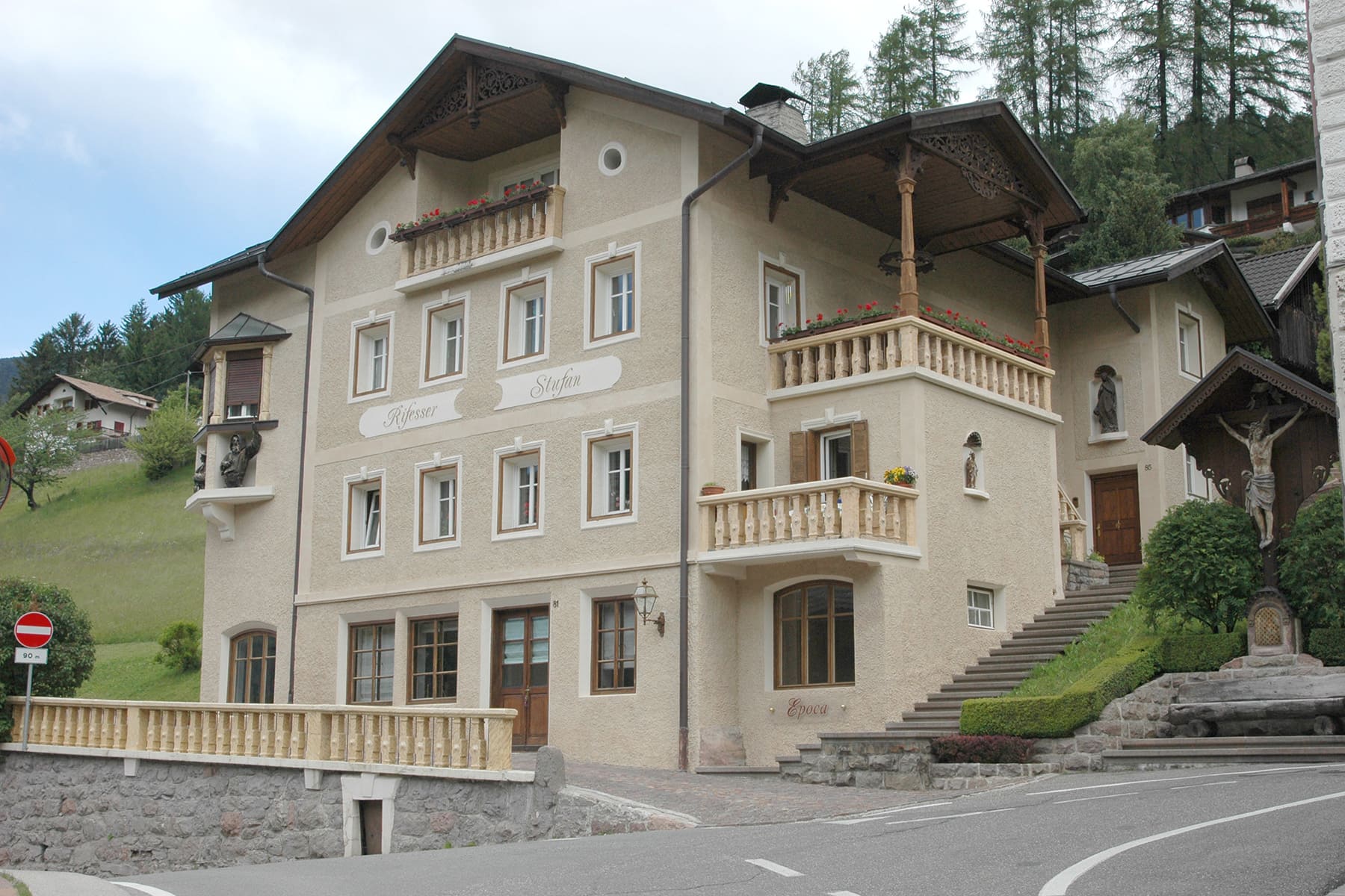 Foto der Villa Riffesser in heutigen Zeiten, gut sichtbar der polygonale Erker