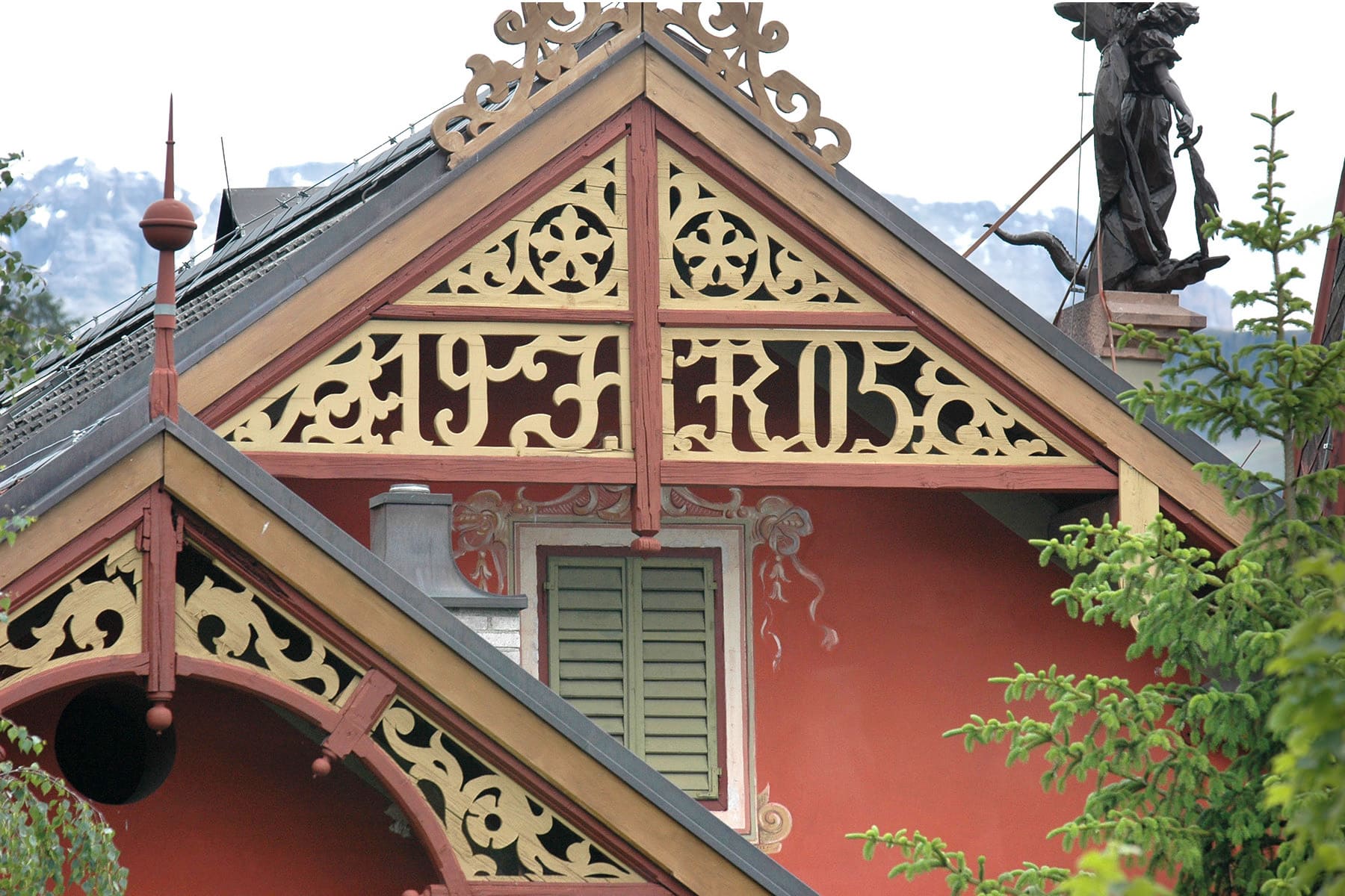 Detailfoto der Giebelverzierungen der Villa Runggaldier