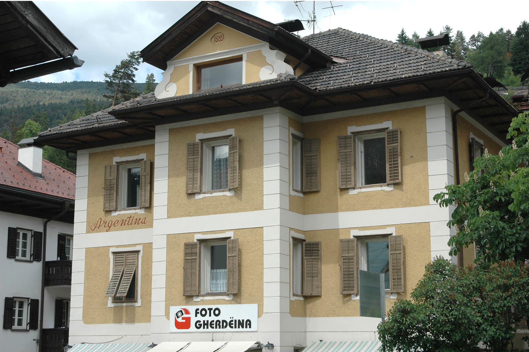 Foto der Villa Argentina in heutigen Zeiten. Gut sichtbar die Inschrift „Argentina“ und die Jahreszahl 1889