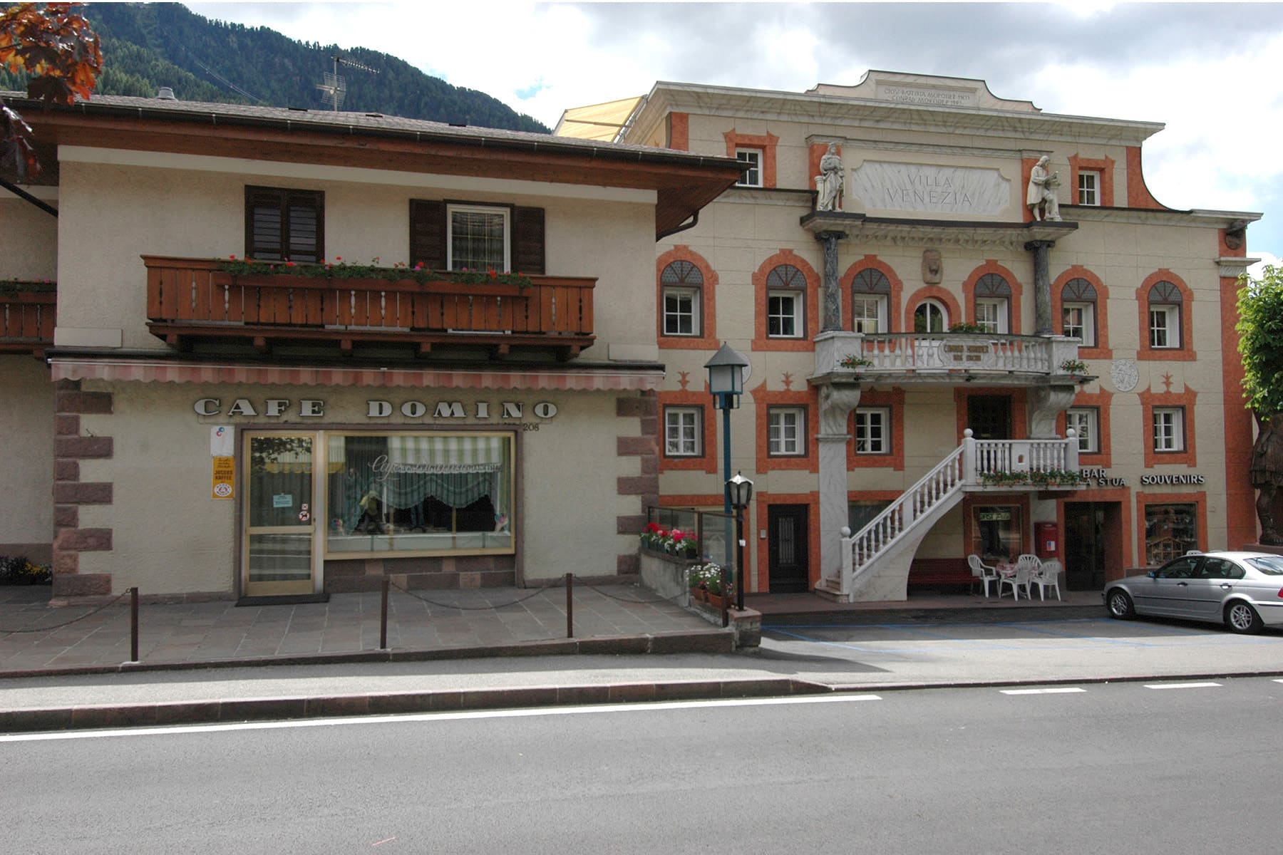 Foto der Villa Venezia in heutigen Zeiten. Links daneben das Cafe Domino.