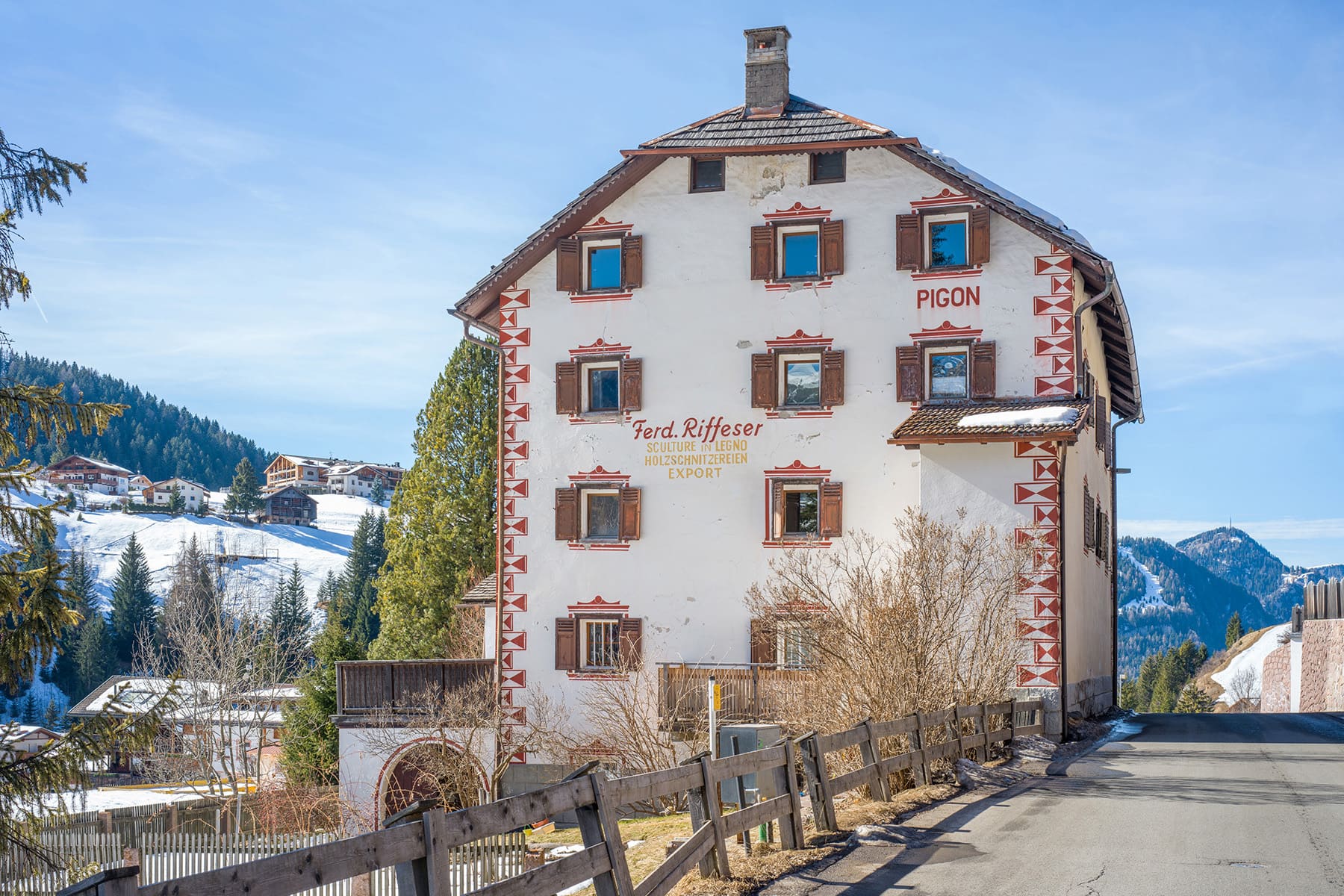 Frontalansicht des Hauses Pigon in heutigen Zeiten. Gut sichtbar die rote Eckquaderung.