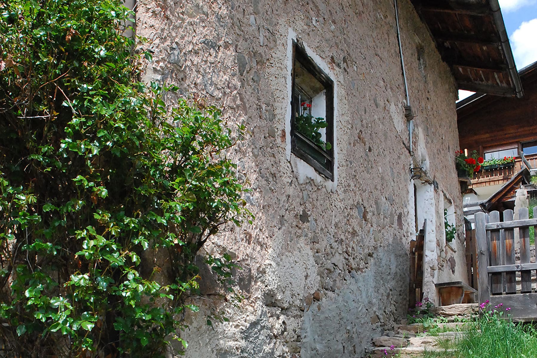Einhof Col de Flam Dessot, Eingang an der Ostseite