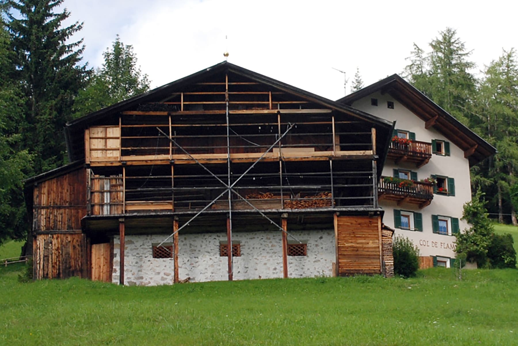 Col de Flam Dessëura, Wirtschaftsgebäude mit Palacin