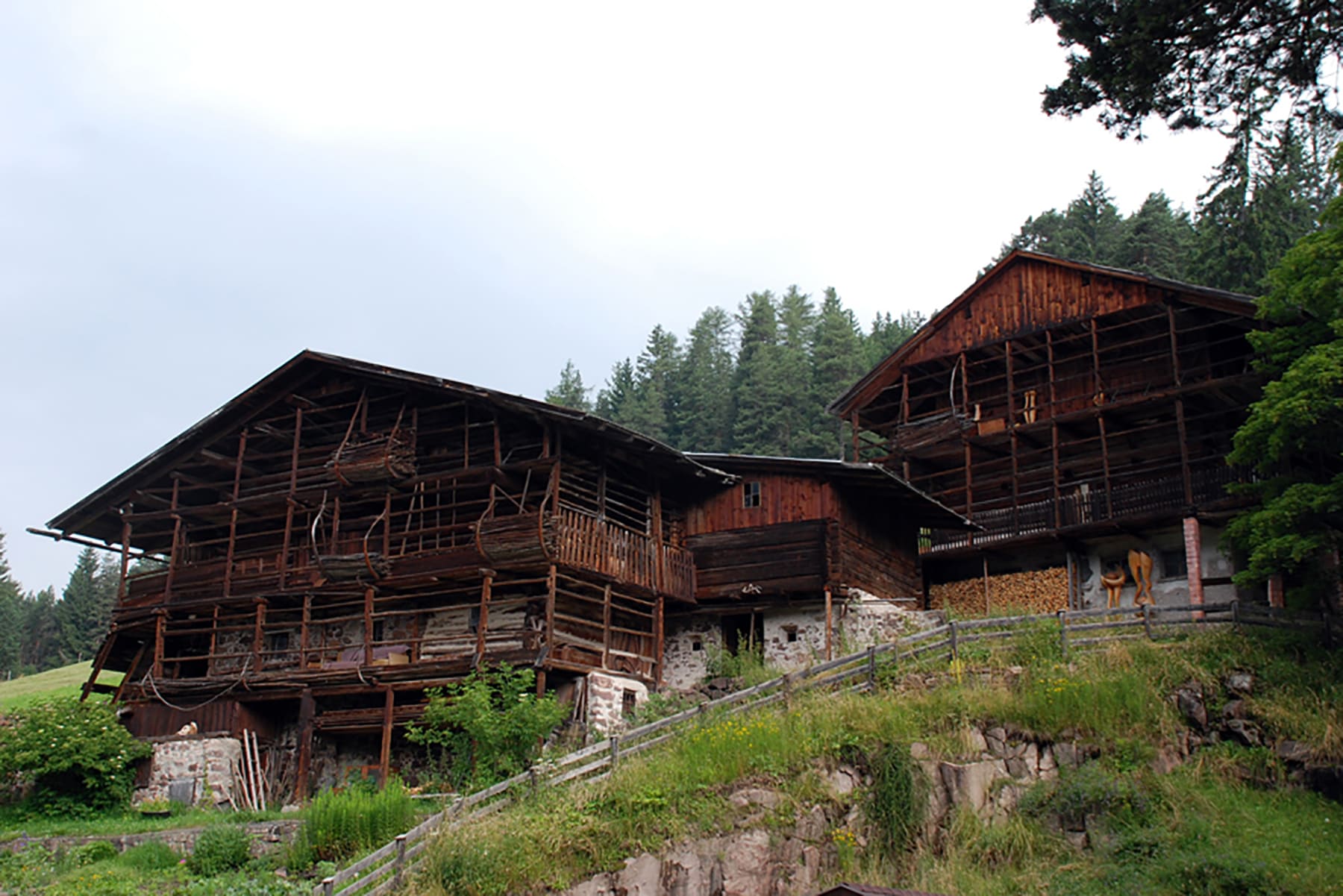 Paarhof Cudan mit mustergültig saniertem Wohngebäude