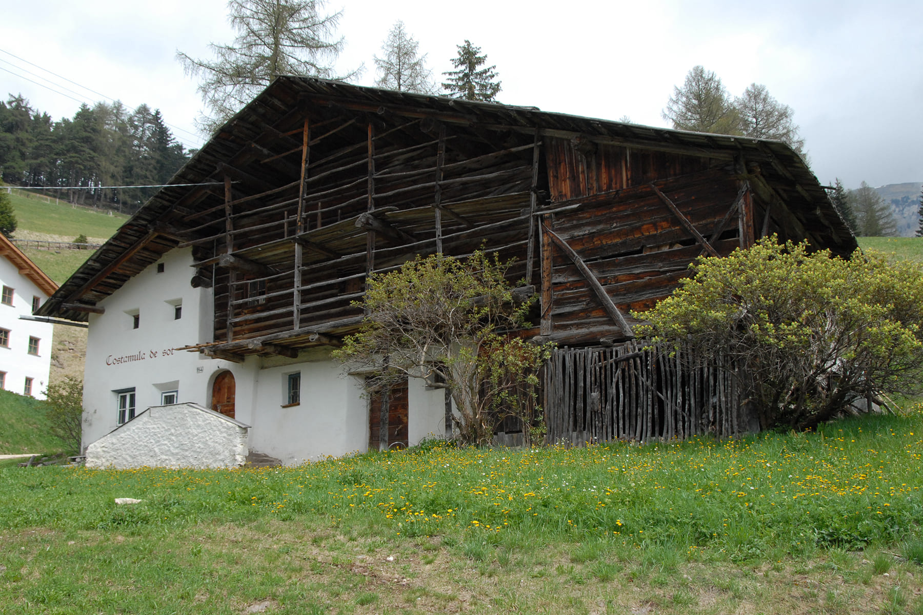 Einhof Costamula Dessot mit dominantem Wirtschaftsgebäude