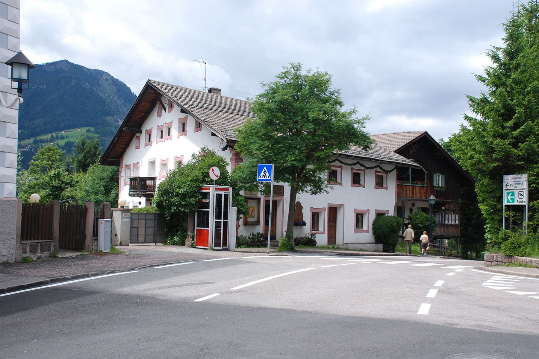 Paarhof Mureda in typischer Form nach Wohnhaus und Wirtschaftsgebäude getrennt