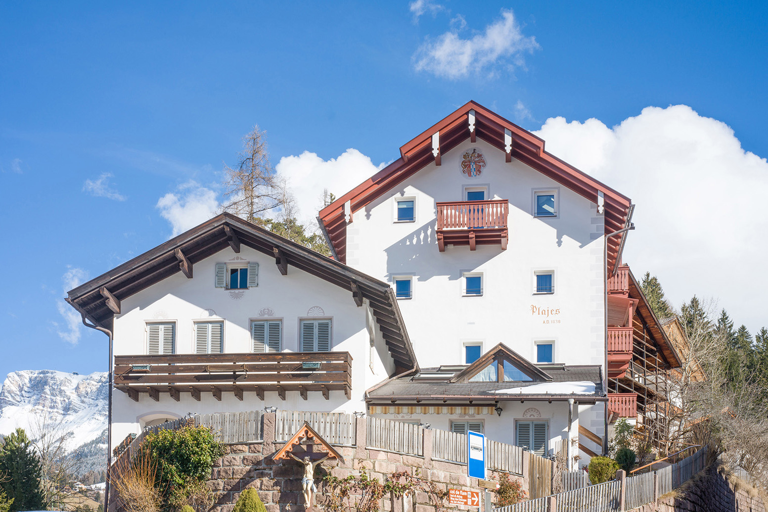 Paarhof Plajes mit Wappen und Inschrift Anno Domini 1830 an der Außenwand
