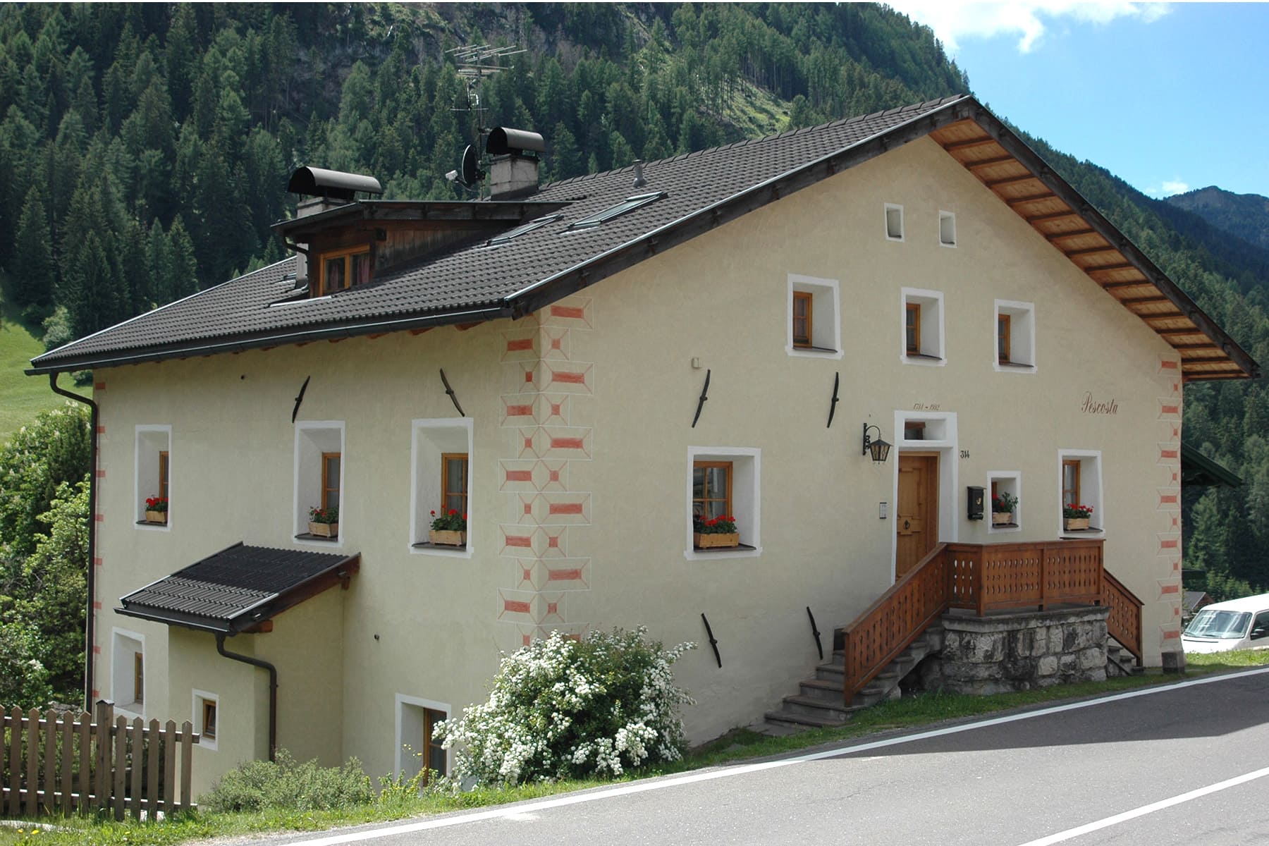 Das ganz gemauerte und verzierte Bauernhaus Pescosta Vedla