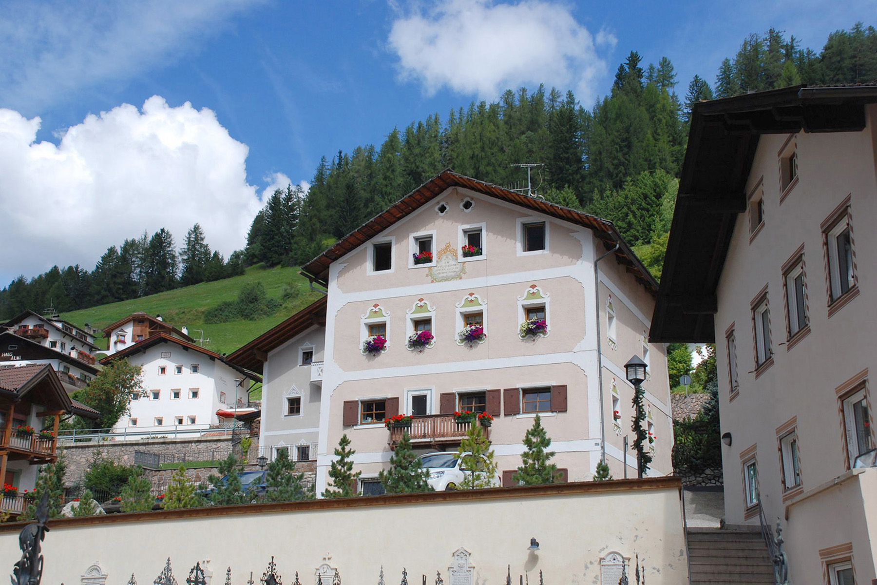Barockbau Ciancel d’Uridl, La Sigata genannt, mit Geschossgliederung, Eckeinfassungen und bewegten Fensterrahmen.