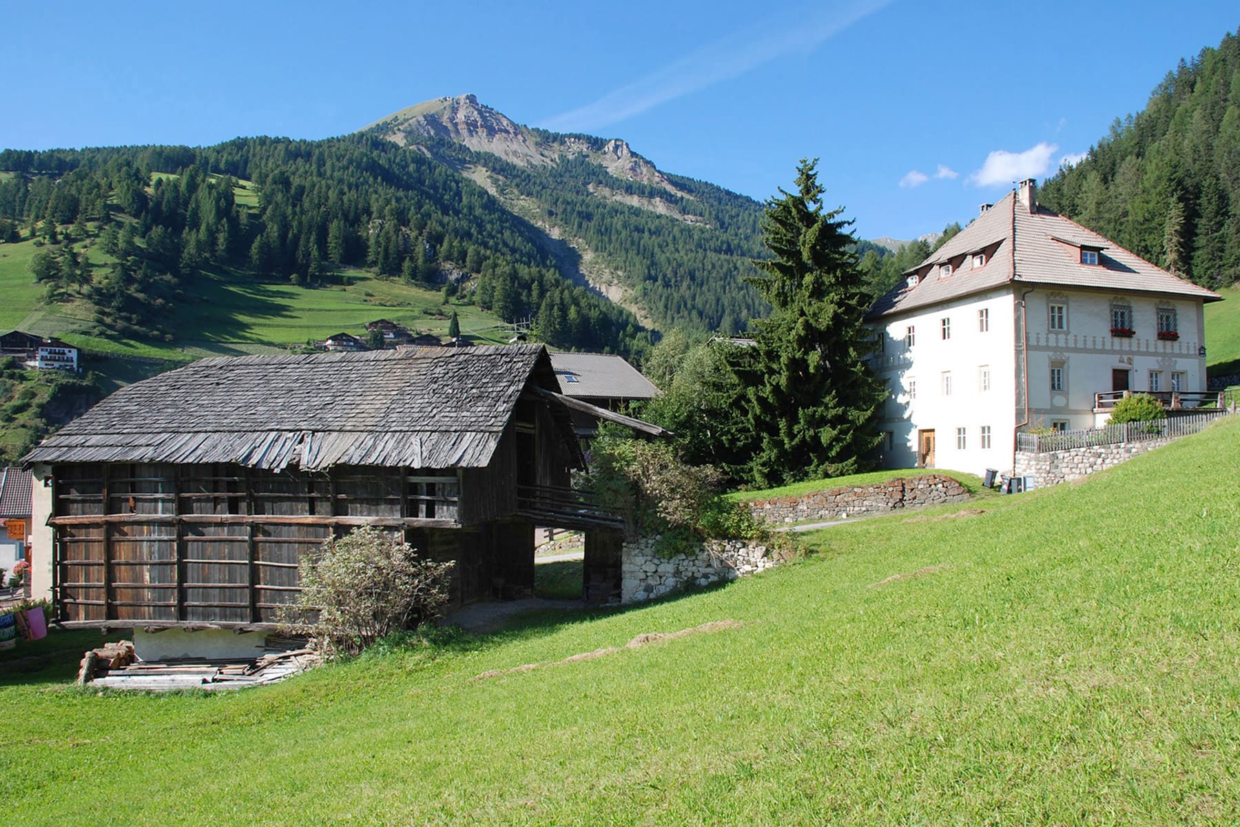 Col dala Pelda besteht aus einem würfelförmiger Barockbau und einem schindelgedeckten Holzstadel.