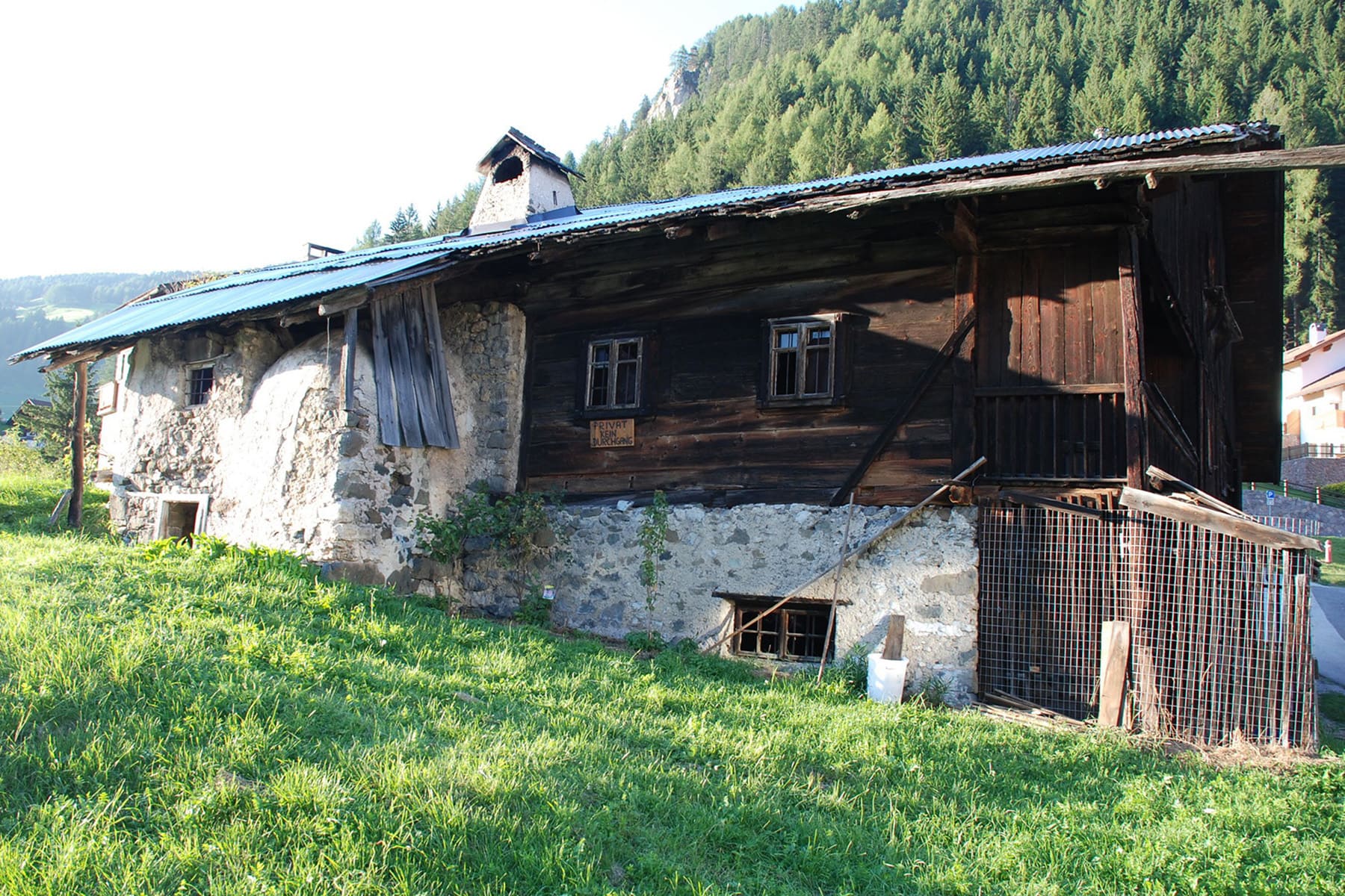 Der heute unbewohnte Einhof Gustin mit gemauertem Ostteil und Westteil in Holzkonstruktion. 