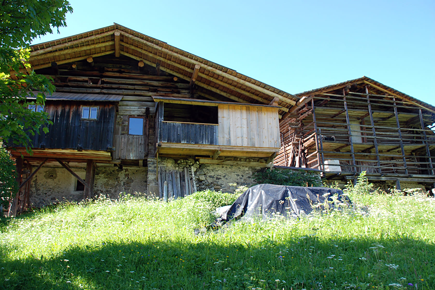 Der Paarhof Riscion Dessot (Unterreschon) in Überwasser ist ein mittelalterlicher Holzbau; nur das Kellergeschoss ist gemauert. 