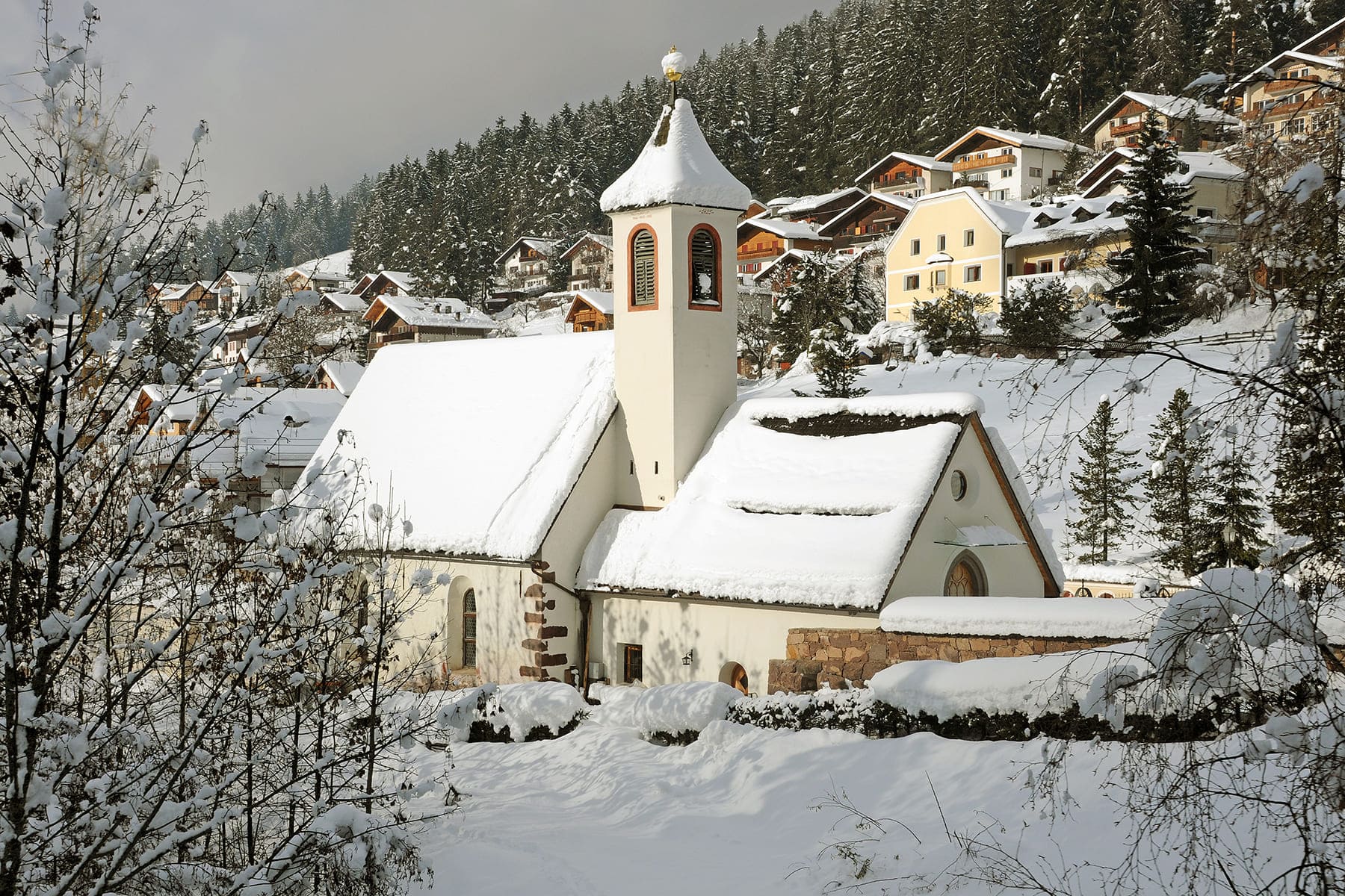 Sankt Anna mit Friedhof im winterlichen Kleid