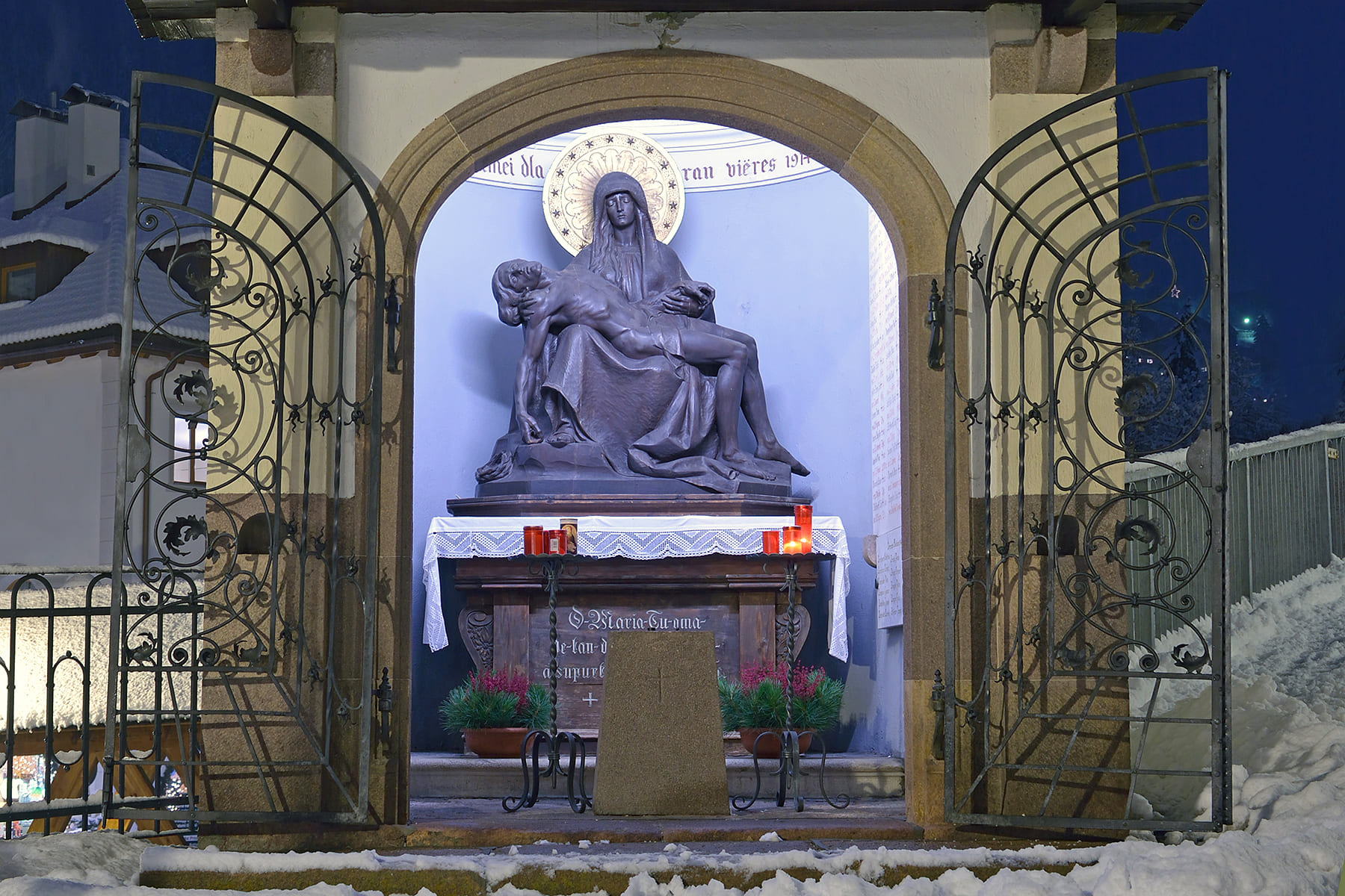 Die Pietà von L. Moroder in der Gefallenenkapelle