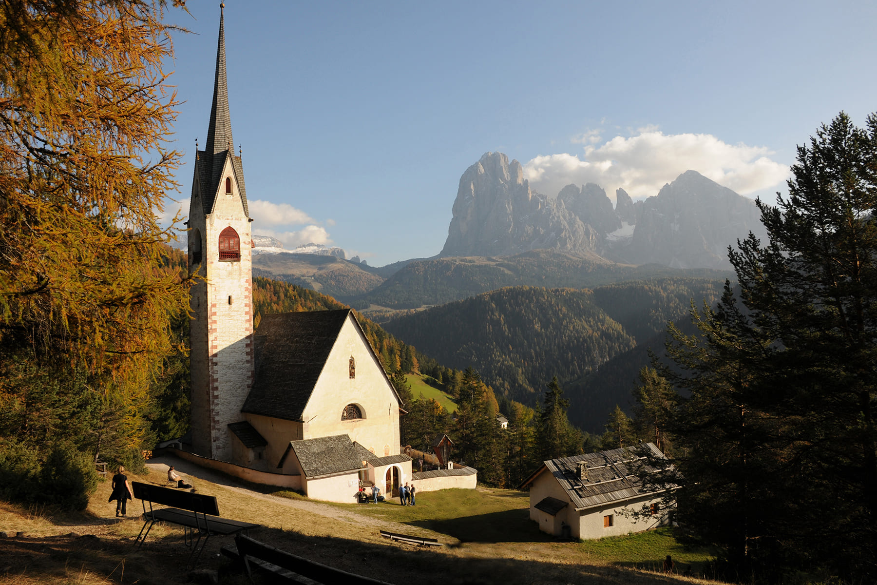 Die Sankt Jakobskirche liegt mitten im Wald mit schönen Blick auf Lang- und Plattkofel