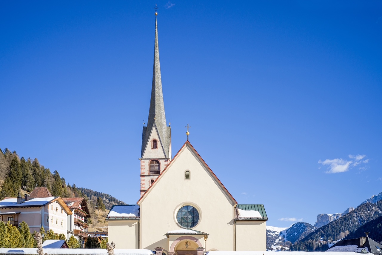 Pfarrkirche Sankt Christina mit spitzen, gemauerten Turm