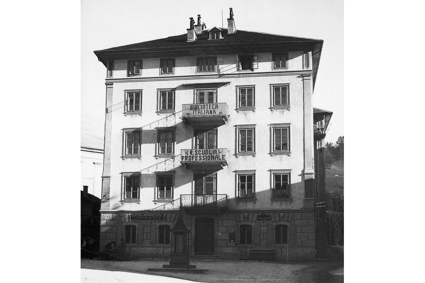 Schulhaus von 1890, aufgenommen in den 1930er Jahren