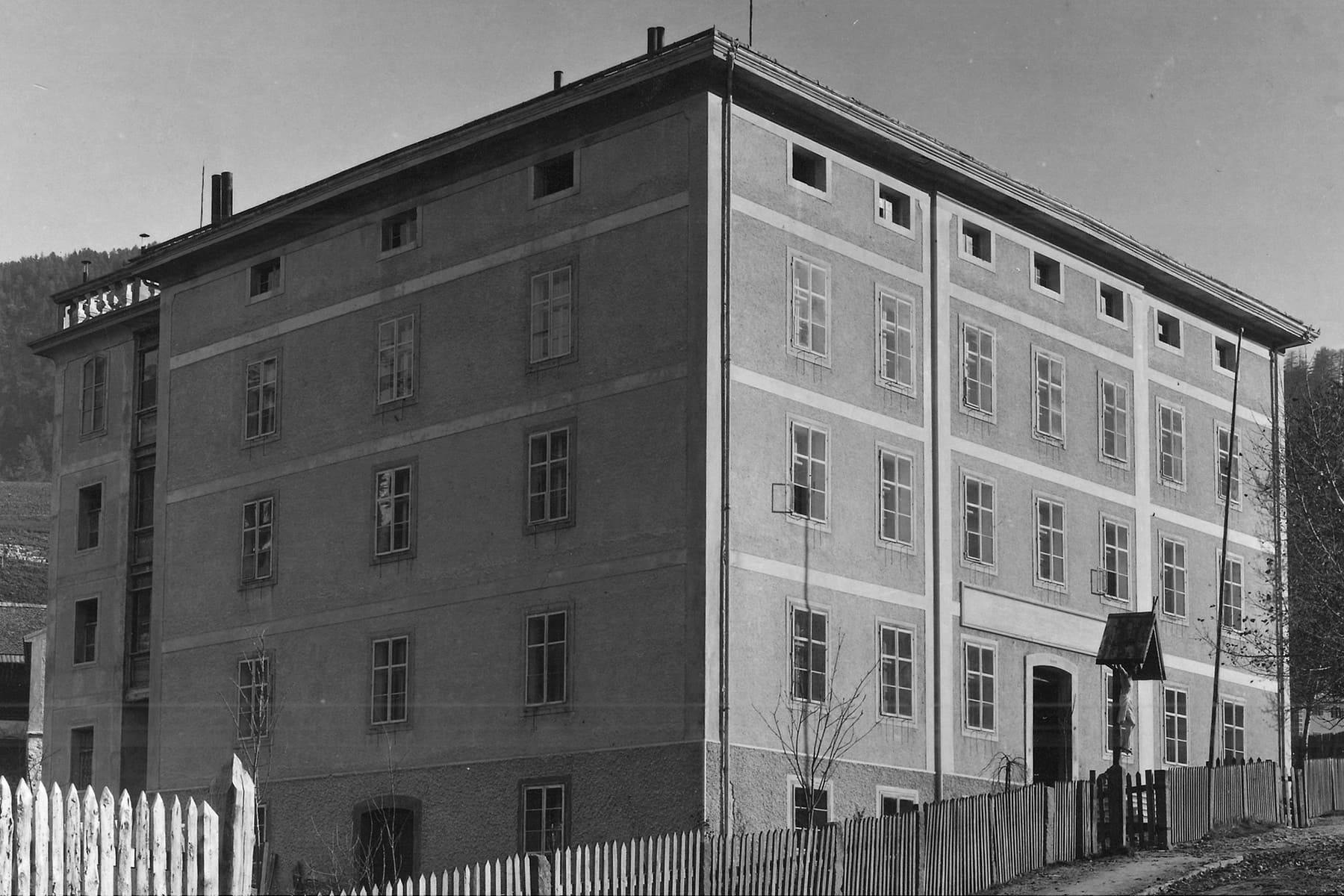 Gebäude der ersten Kunstschule, errichtet von Ferdinand Demetz im Jahre 1872; Aufnahme um 1900