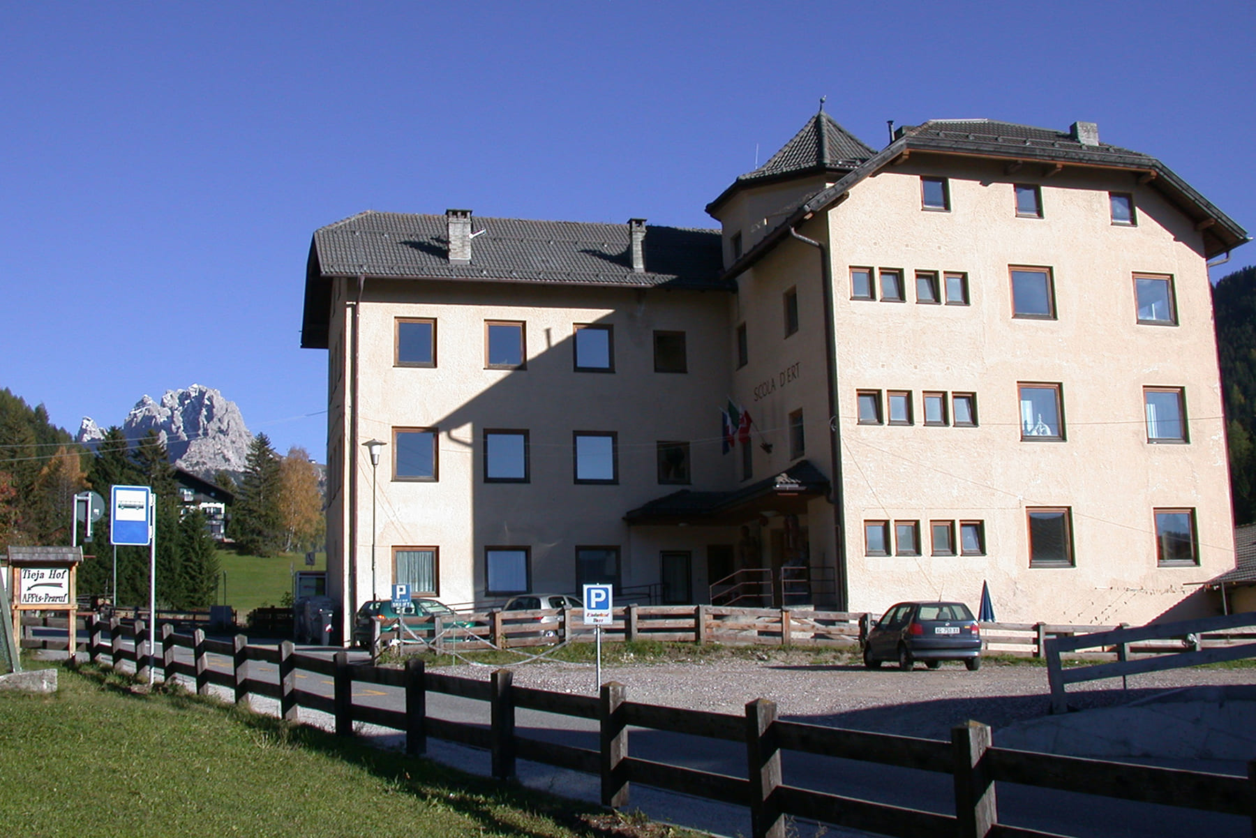 Ehemaliges Gebäude der Kunstschule Wolkenstein “Scola d’ert”, errichtet 1908; Bildaufnahme 2005