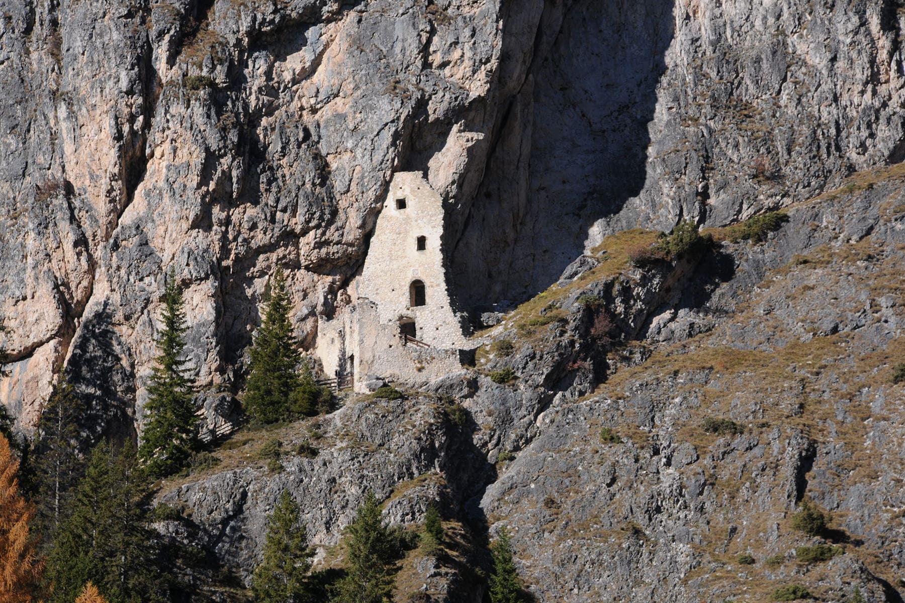 Erhaltene Talwand der Burgruine Wolkenstein in der Felswand der Stevia