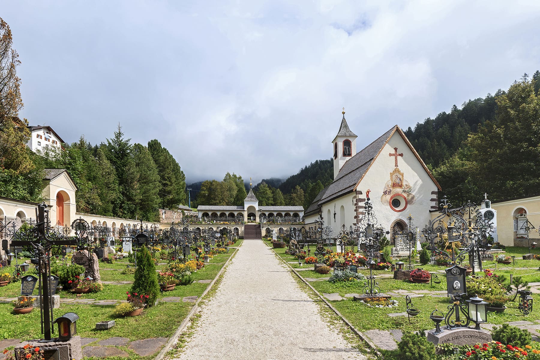 Die alte Pfarrkirche befand sich einst im unteren Bereich des heutigen Friedhofs neben der Sankt-Anna-Kirche