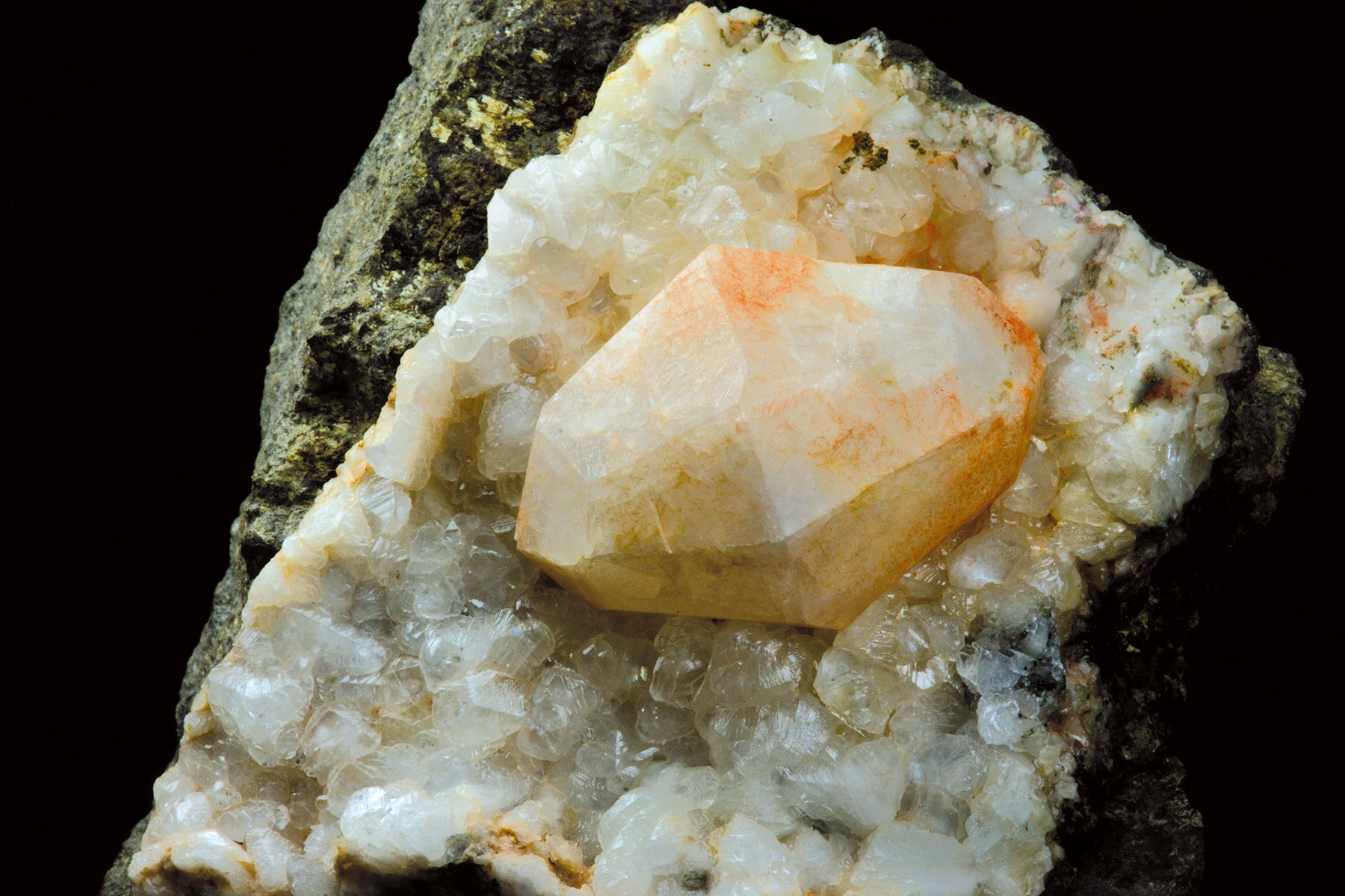 Analcim und Kalzit Einzelkristall