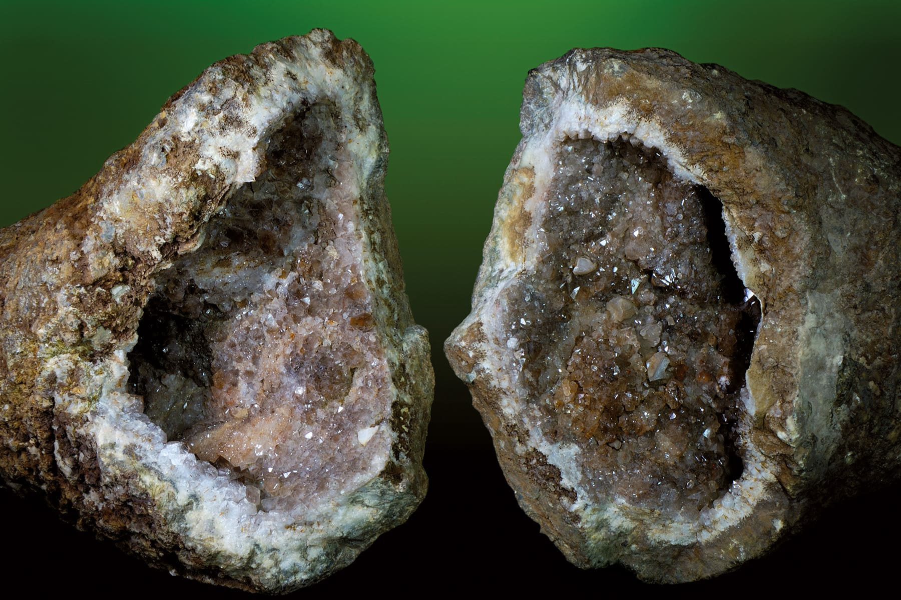 Geode mit Rauchquarz, Kalzit und Geothit