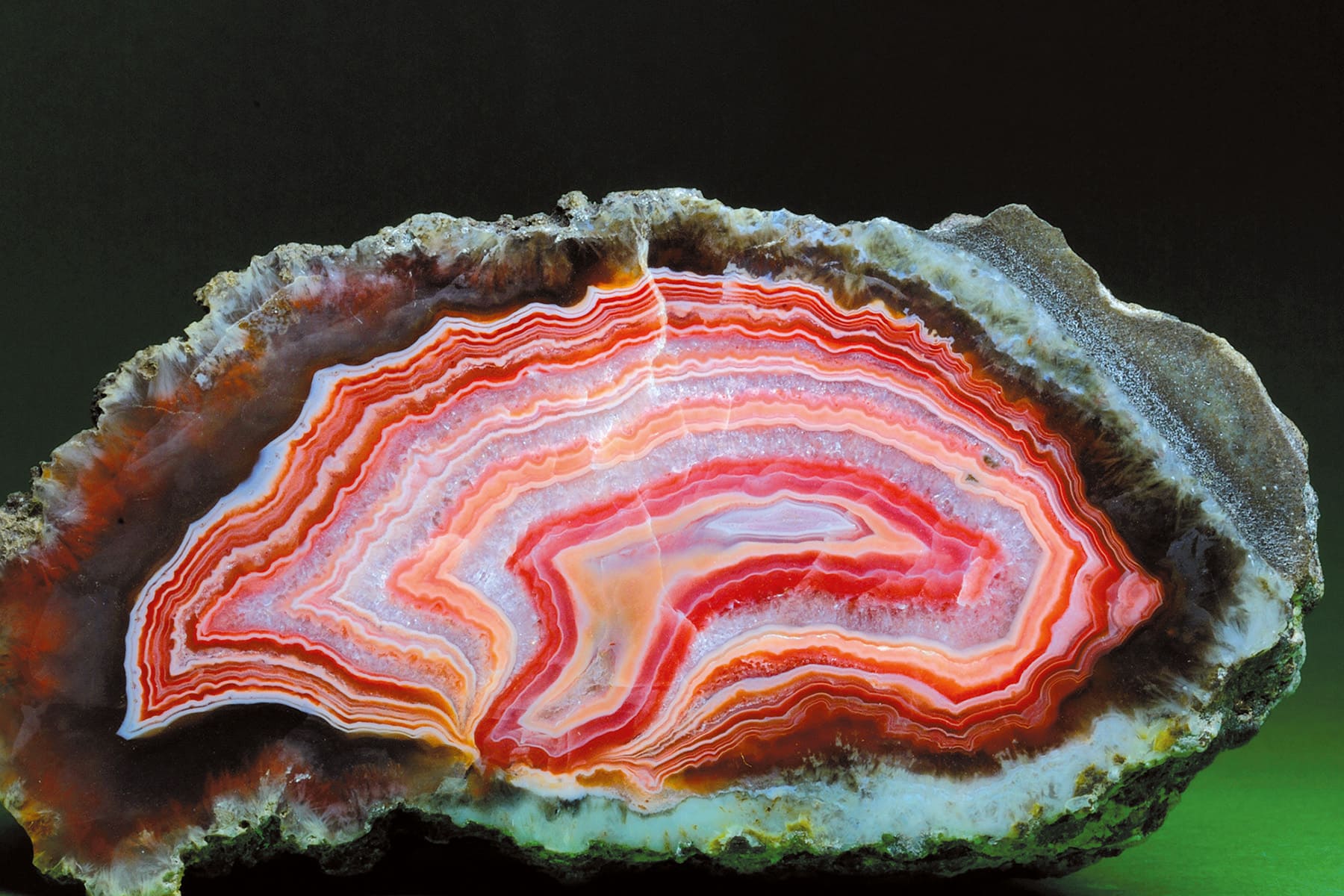 Geode mit farbintensiven Ringen