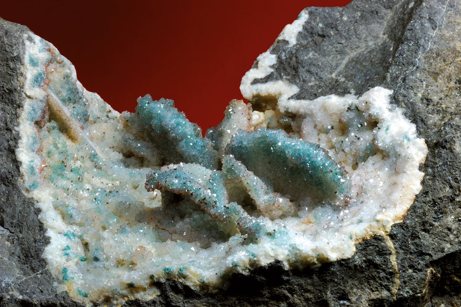 Geode mit Quarz, grünem Seladonit und Geothit