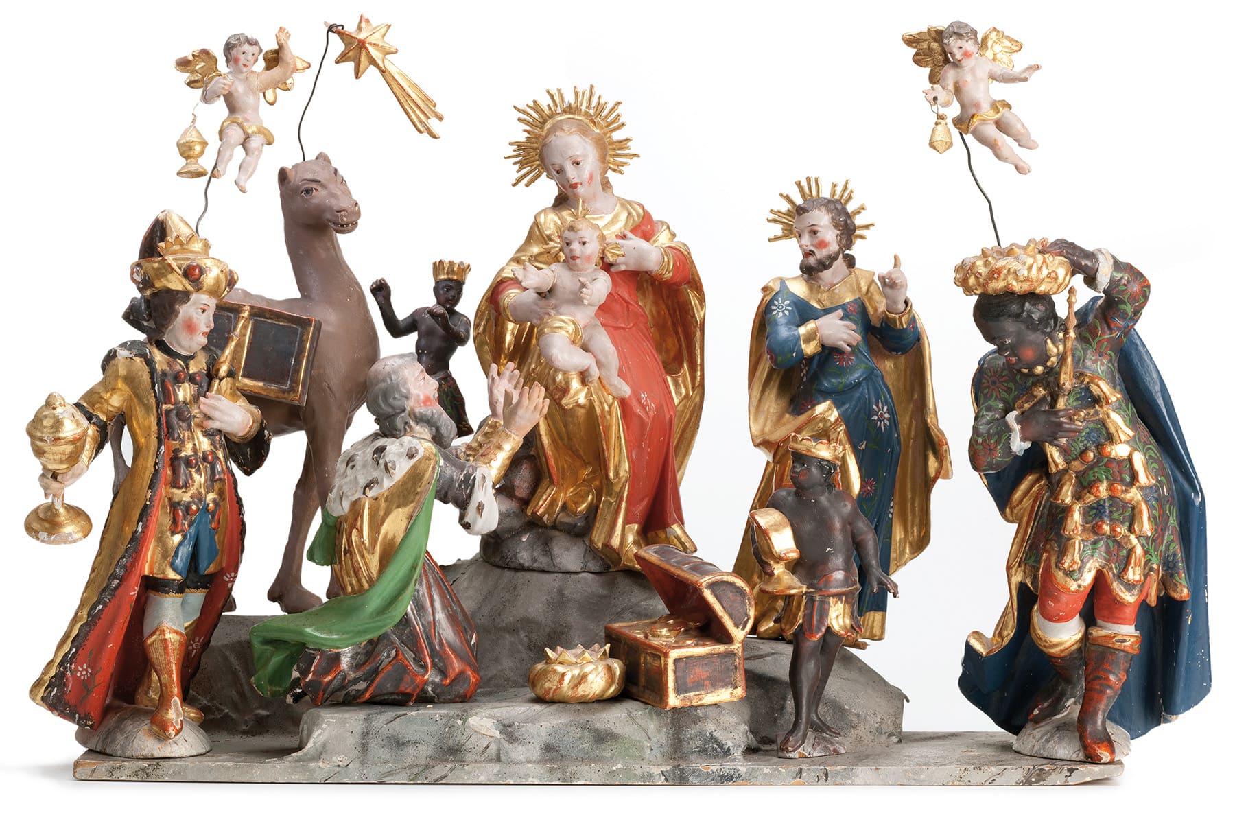 Farbenfrohe Krippenszene auf Sockel, Holzfiguren mit Blattgold belegt und farbig lasiert