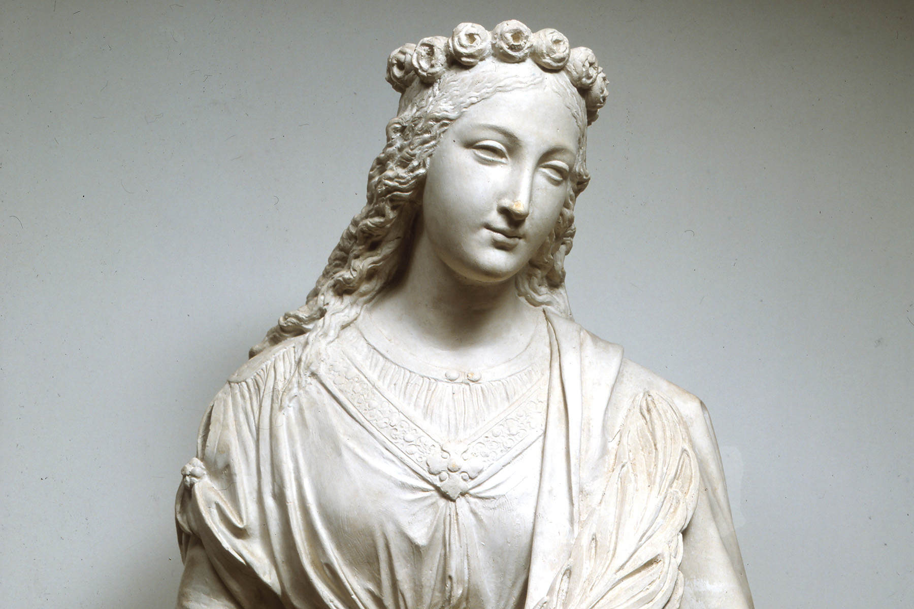 Detail der Gipsstatue der römischen Märtyrerin Philomena, Schenkung des in Frankreich tätigen Grödner Bildhauers Dominik Mahlknecht für die Pfarrkirche Sankt Christina