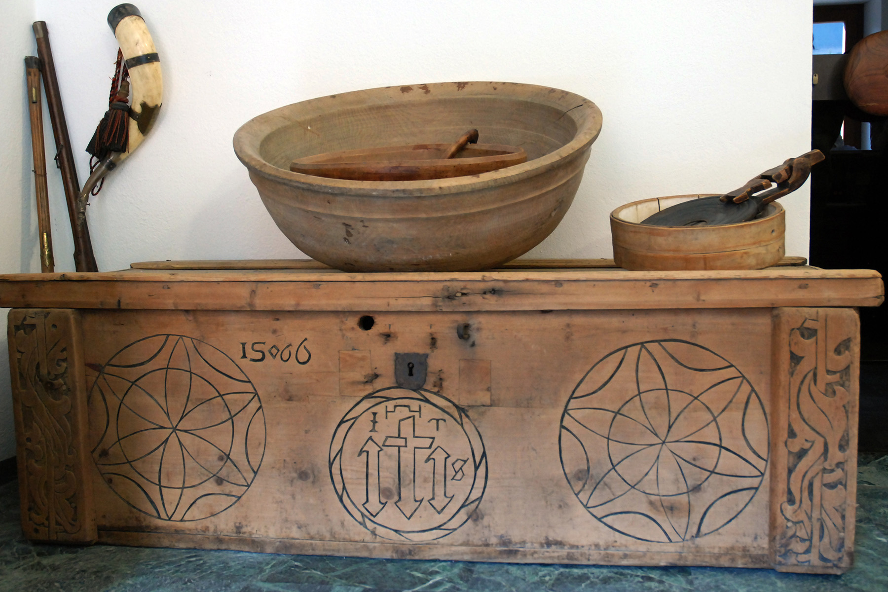 Holztruhe mit eingeschnitzten Ornamenten