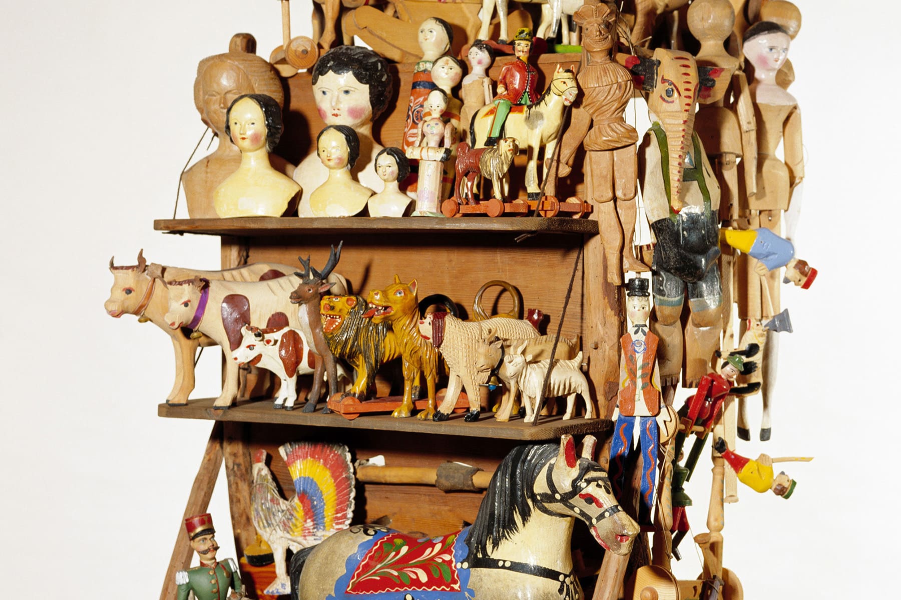 Detail einer mit buntem Spielzeug beladenen Kraxe eines Wanderhändlers