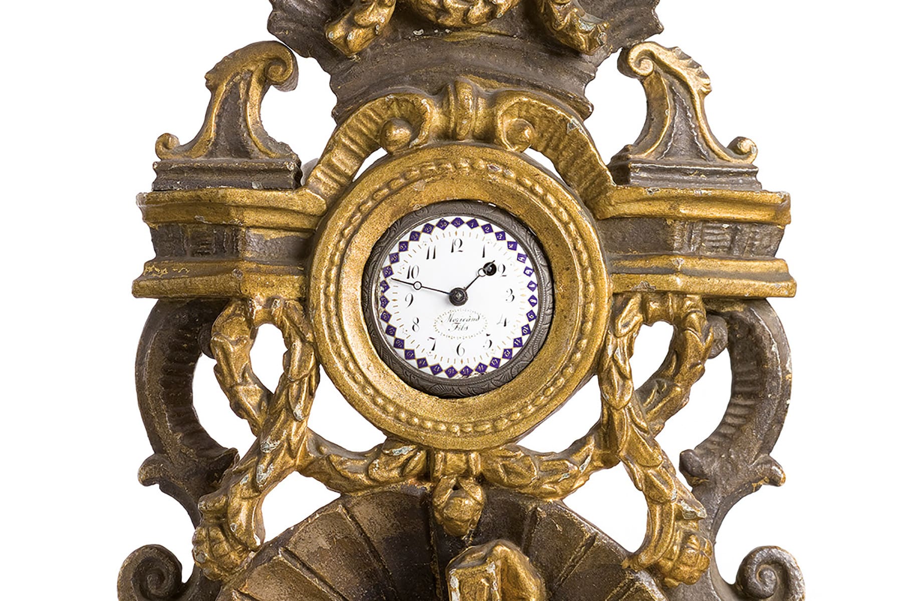 Geschnitzter, teilweise vergoldeter Uhrenständer, in dessen Mitte eine Taschenuhr sichtbar aufbewahrt wird