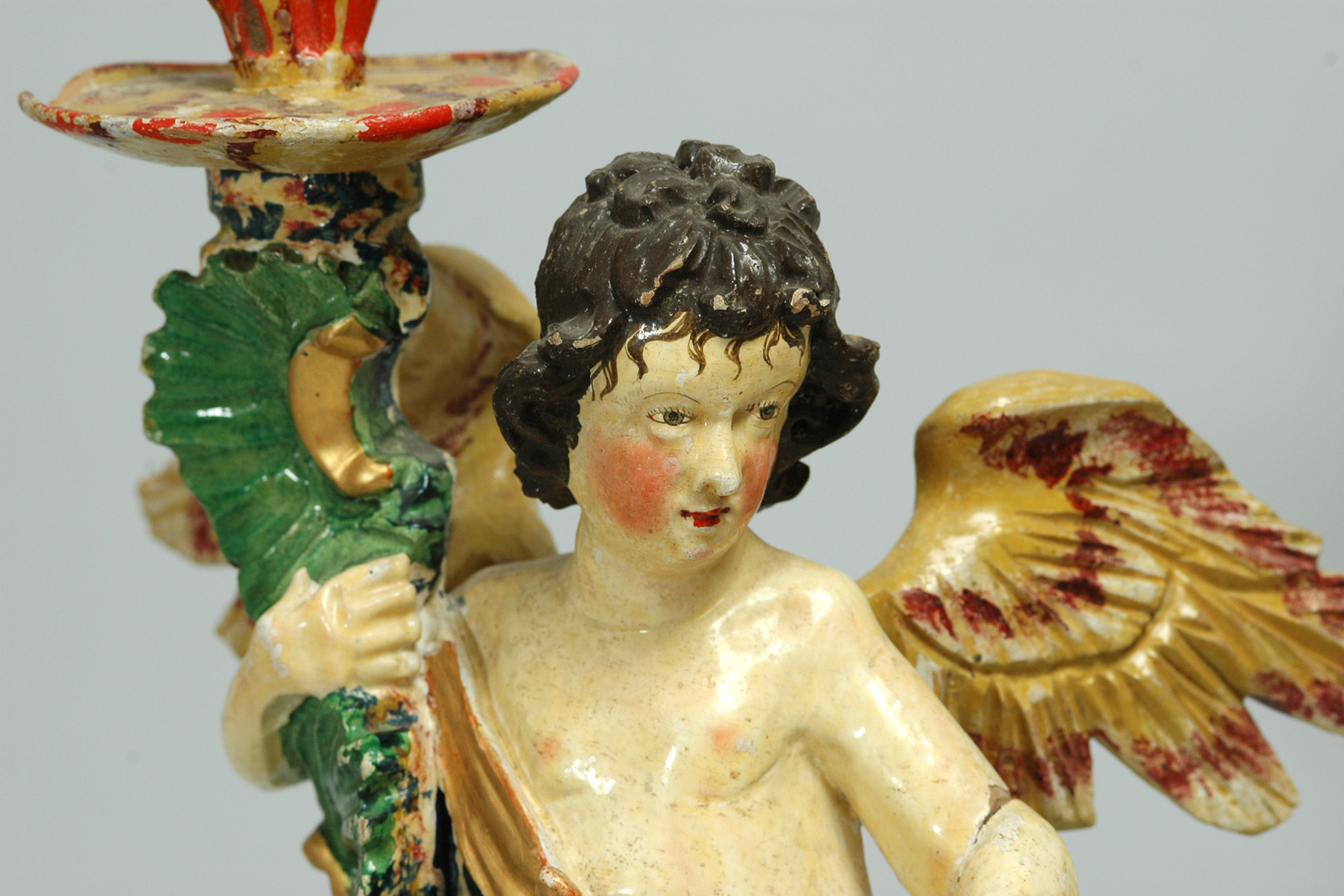 Rotbackiger Engel mit füllhornartigem Leuchter in der rechten Hand