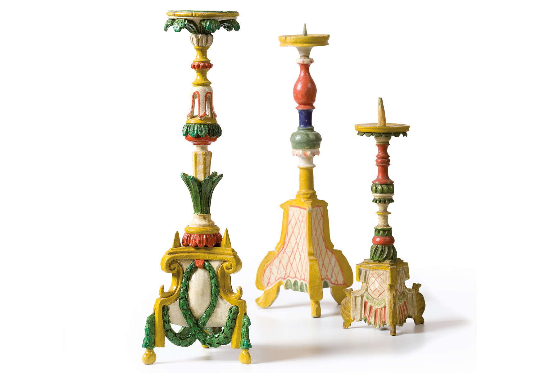 Drei Stehleuchter, die in Form und Farbe ihren Keramiken-Vorbildern ähneln