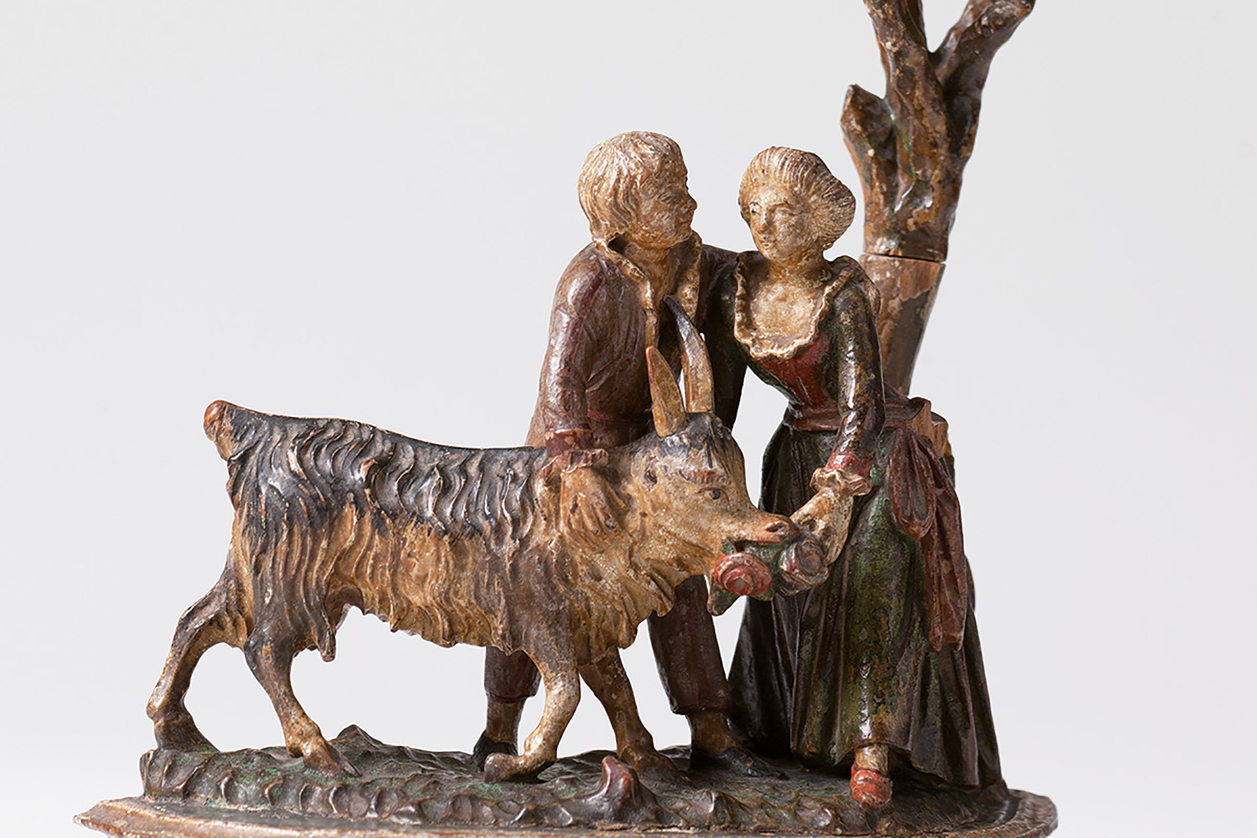 Kleinskulptur eines Schäferpaares mit Ziege, die den Blumenstrauß frisst