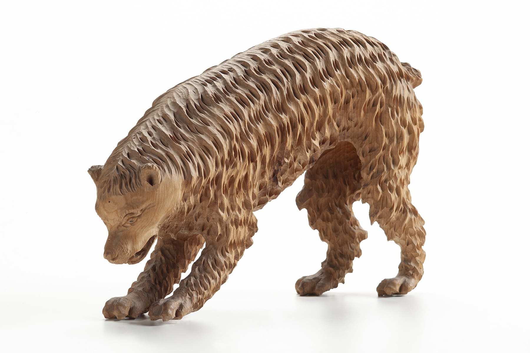 Geschnitzter Bär in der natürlichen Farbe des Holzes belassen