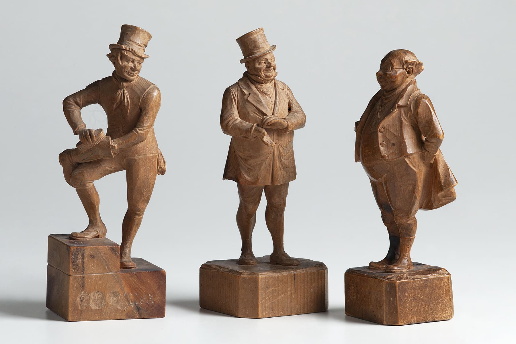 Drei Charaktere von Charles Dickens, wahrscheinlich Schnitzmodelle