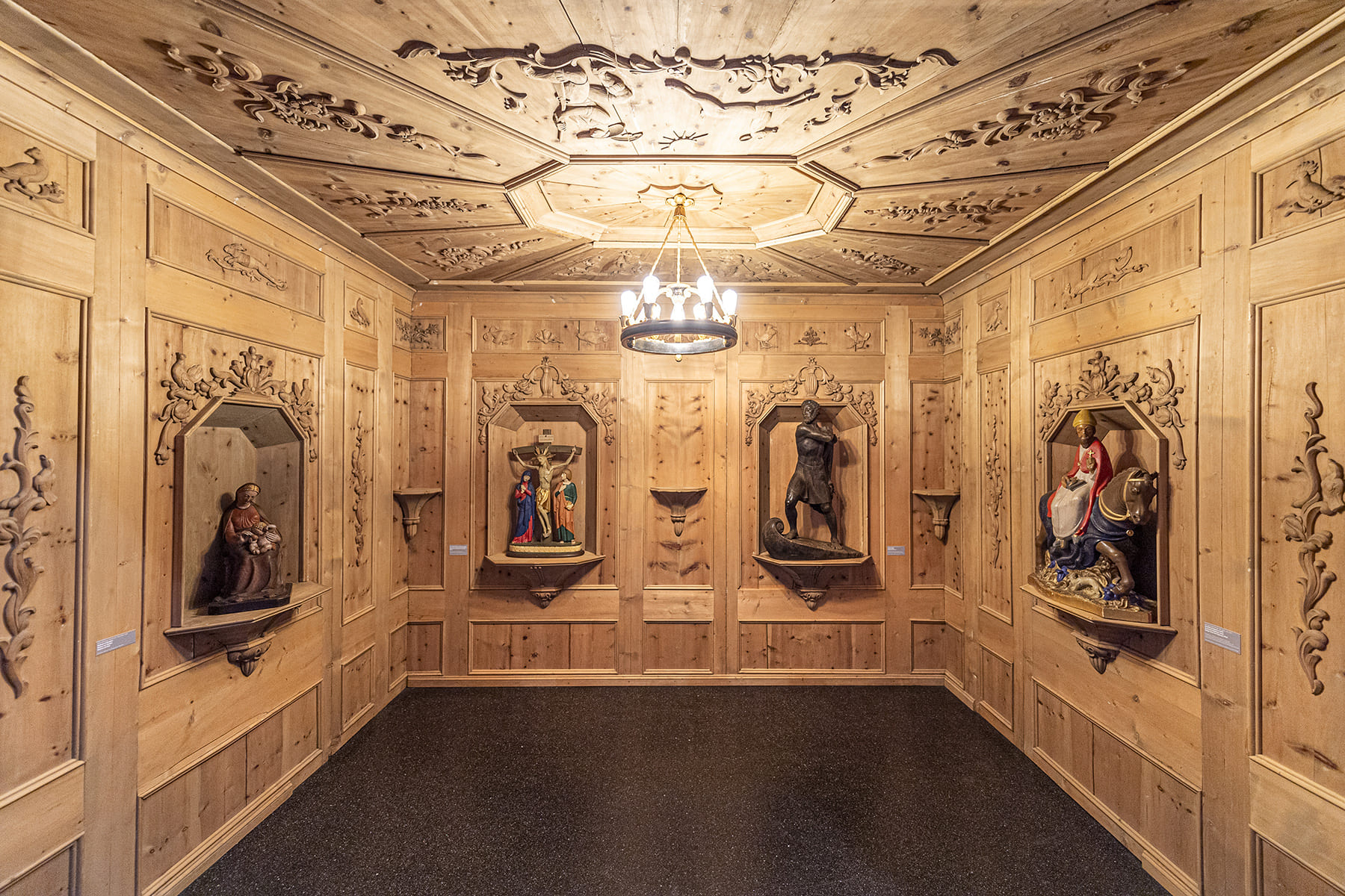 Aufnahme der getäfelten Stube, aufgebaut in der Sonderausstellung des Museum Gherdëina 2023, gewidmet dem Künstler Balsamo Stella