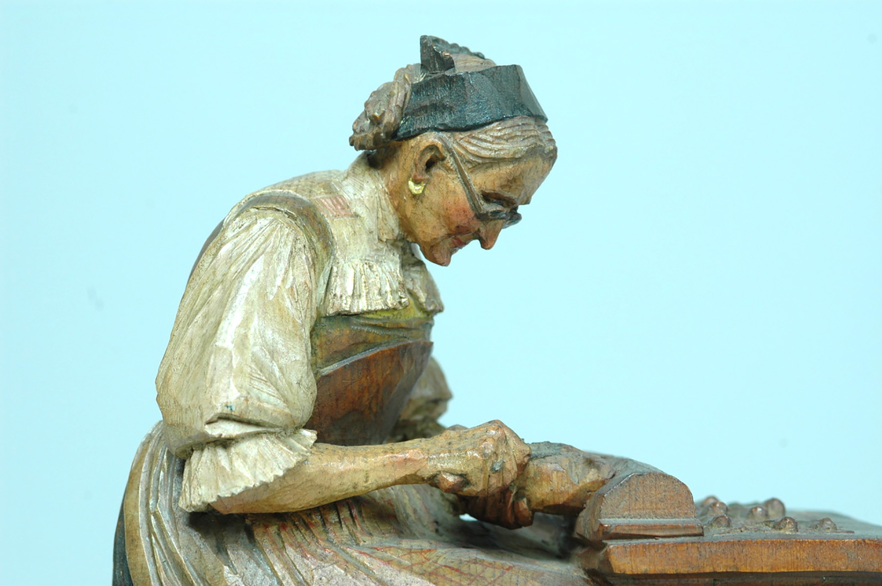 Selbstporträt von Katharina Kasslatter als Schnitzerin in Trachtenkleidung